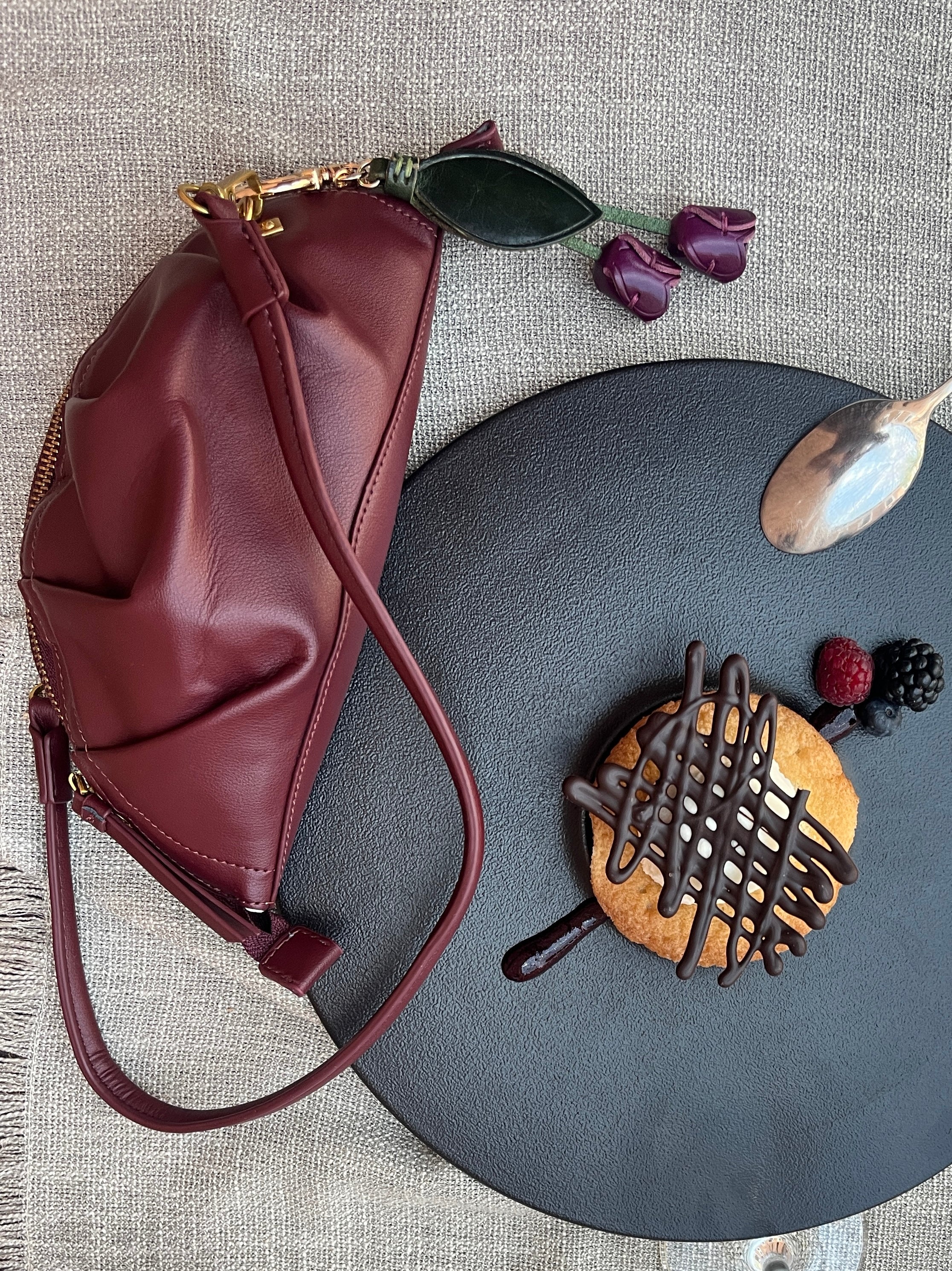 Llavero y colgante de piel en forma de tulipán burdeos