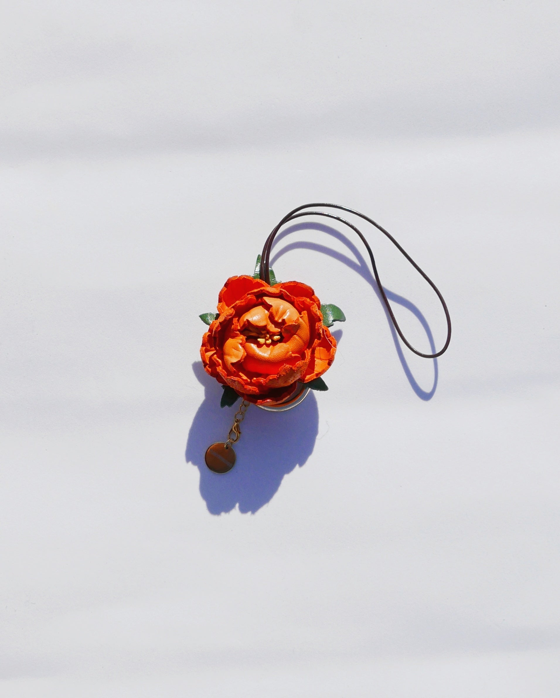 Charm de piel flor Mudan naranja
