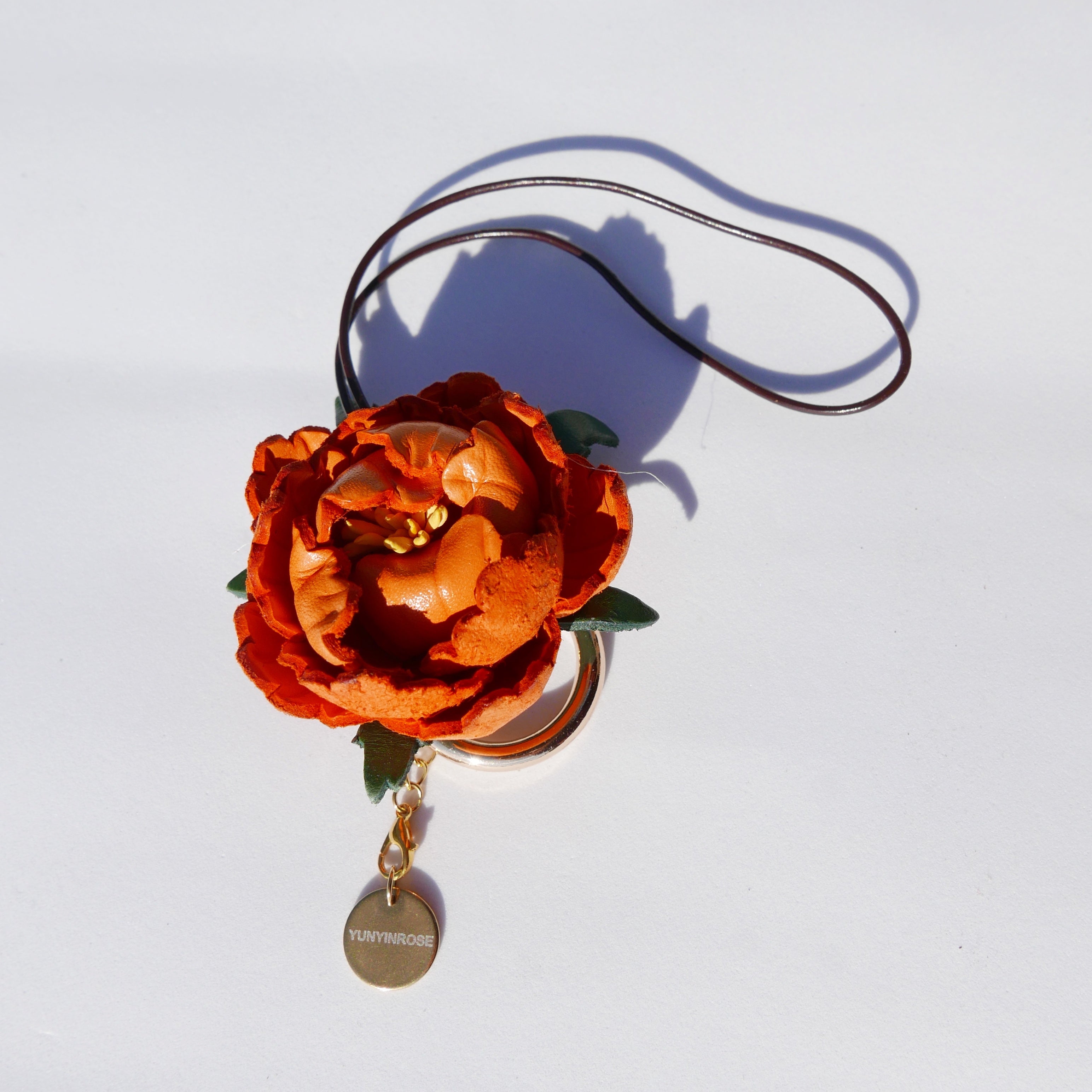 Charm de piel flor Mudan naranja