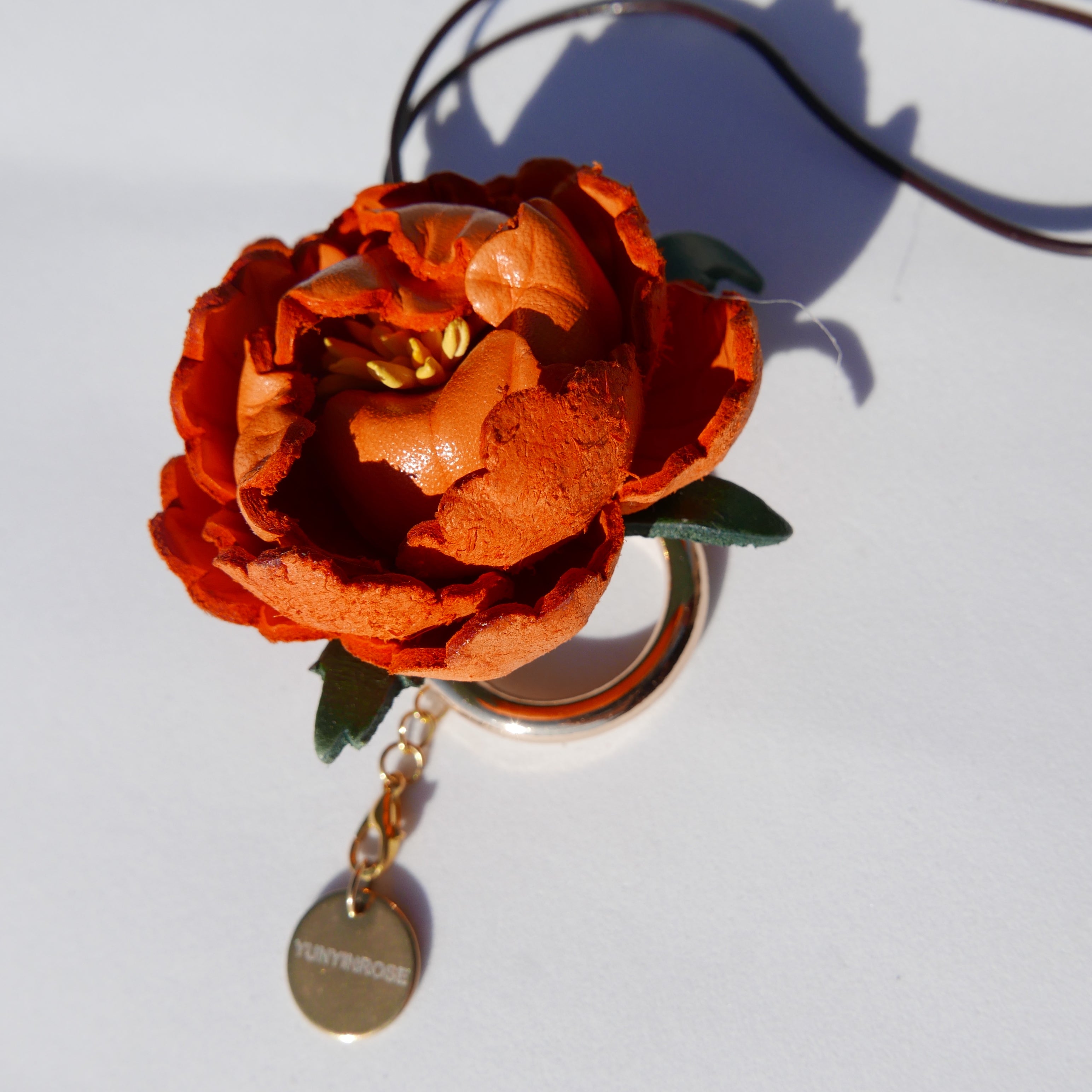 Charm de piel flor Mudan naranja