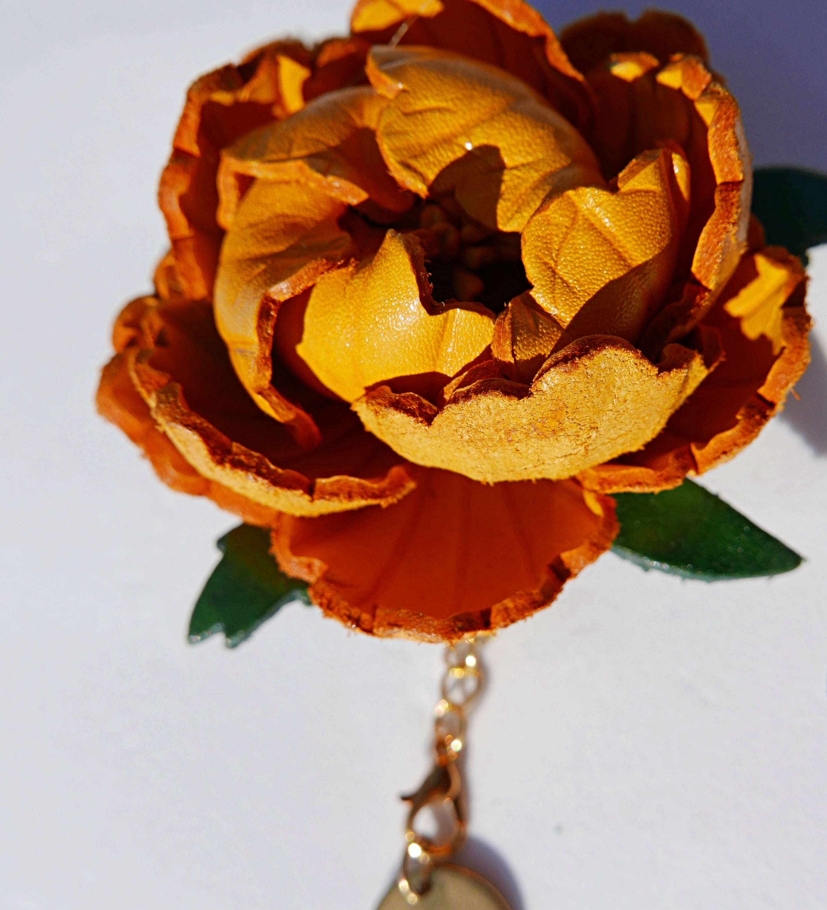 Charm de piel flor Mudan mostaza