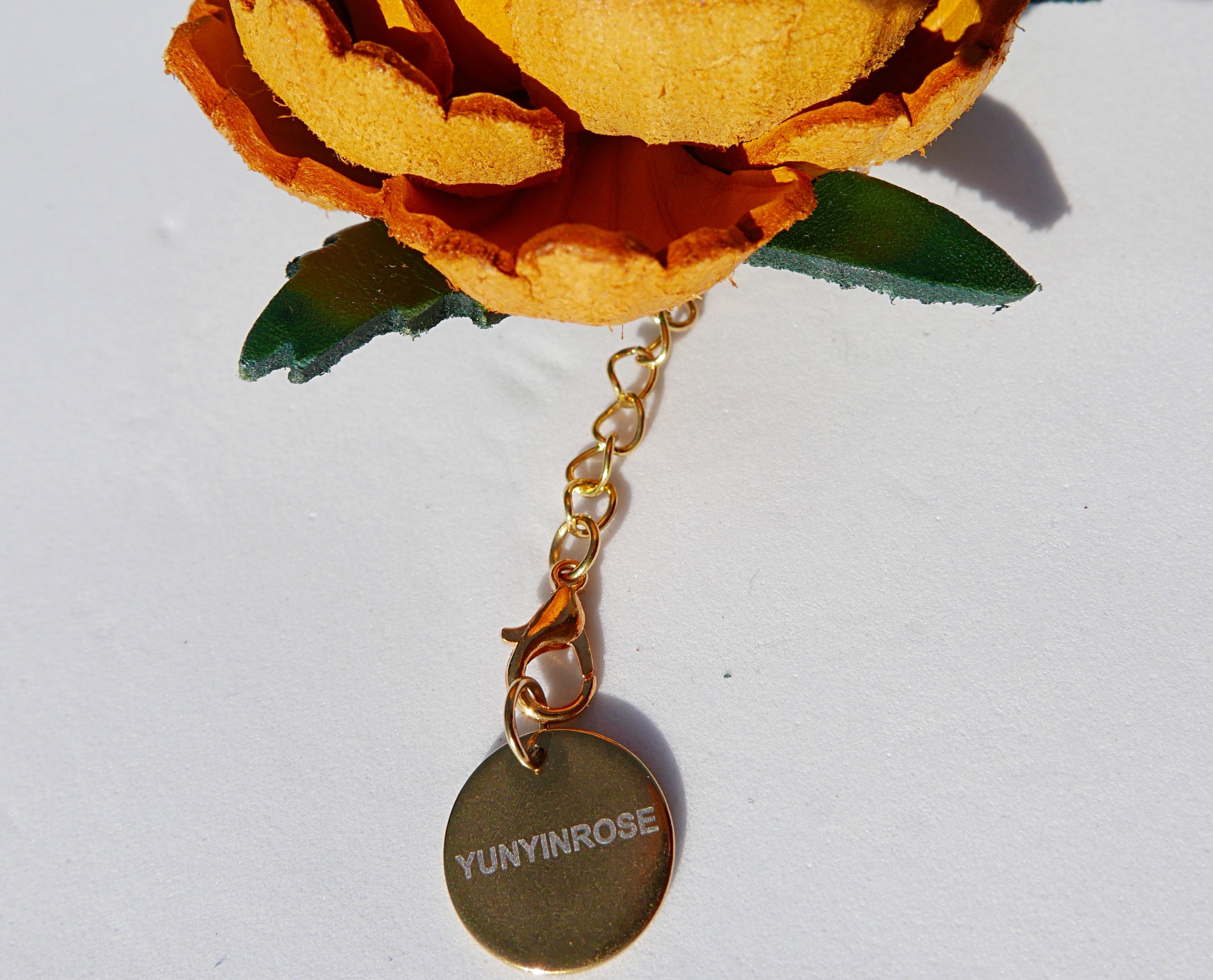 Charm de piel flor Mudan mostaza