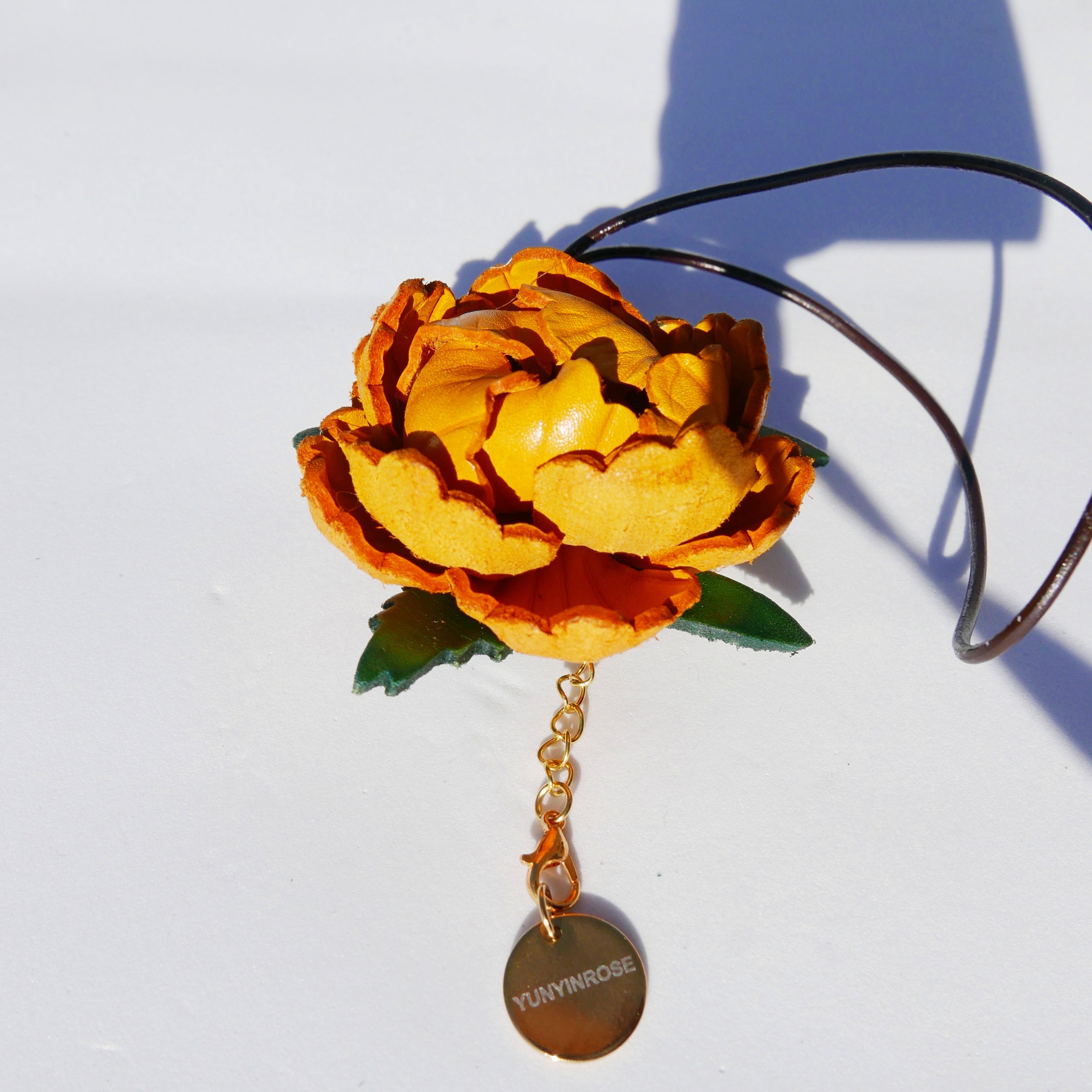 Charm de piel flor Mudan mostaza