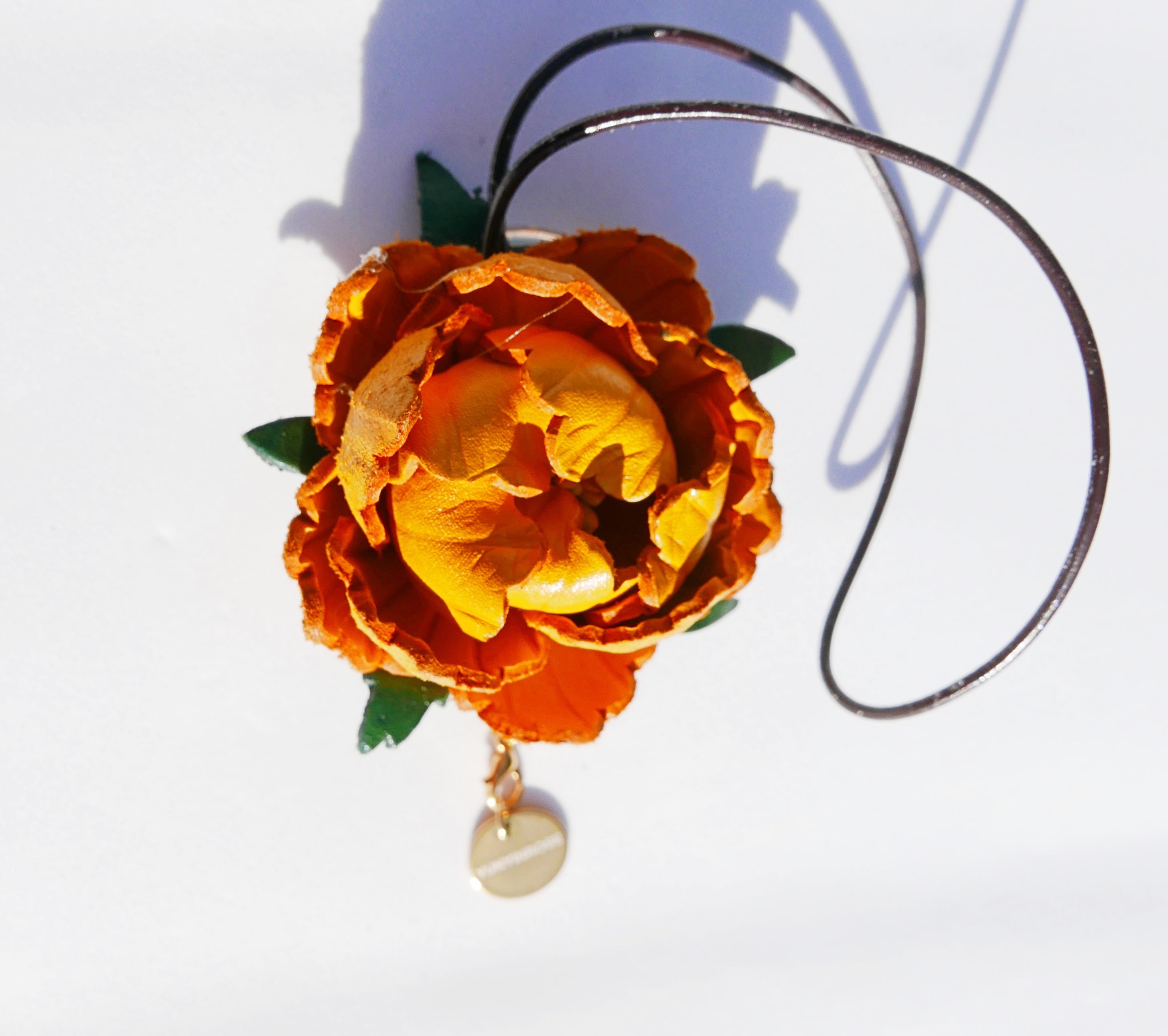 Charm de piel flor Mudan mostaza