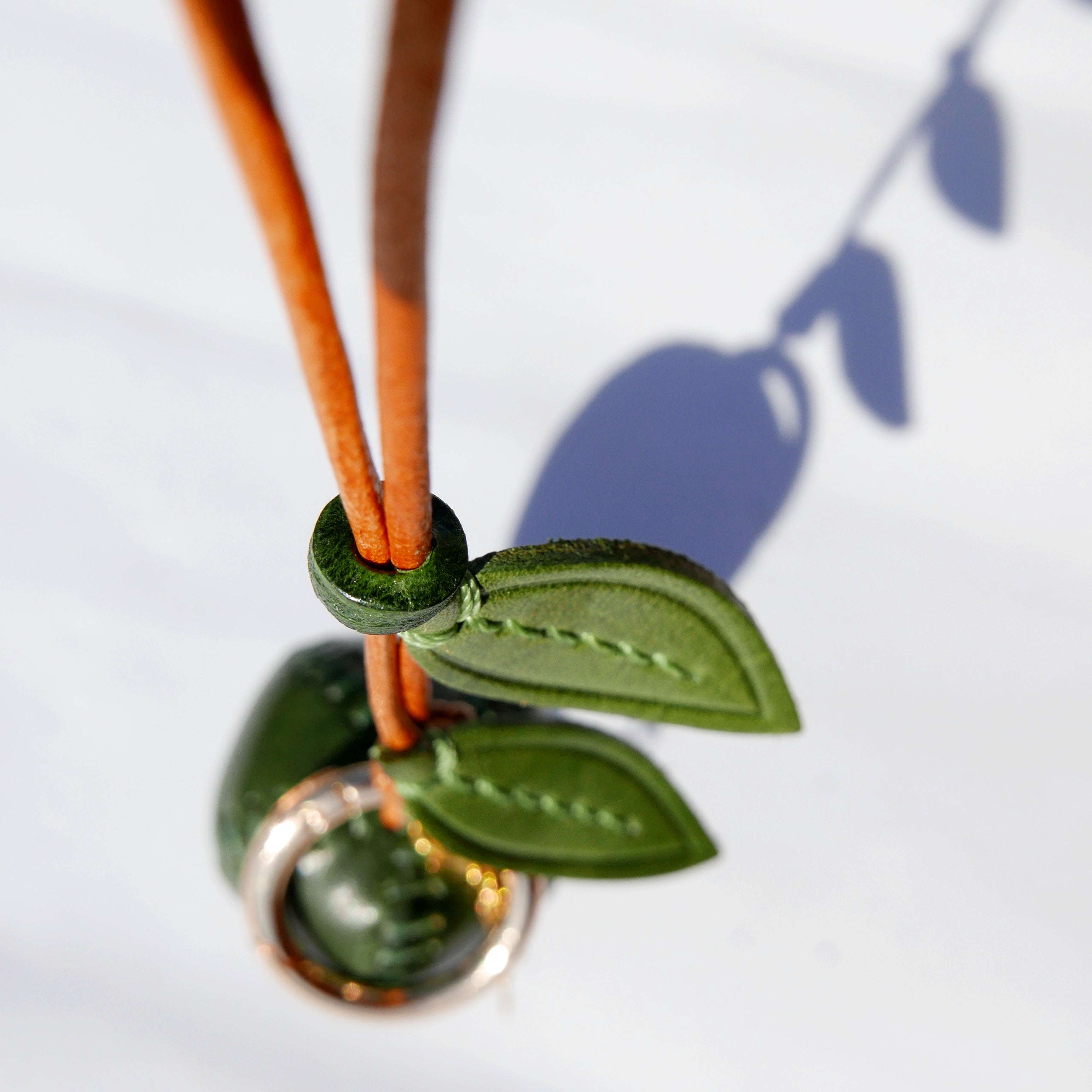 Llavero y colgante de piel en forma de granada verde