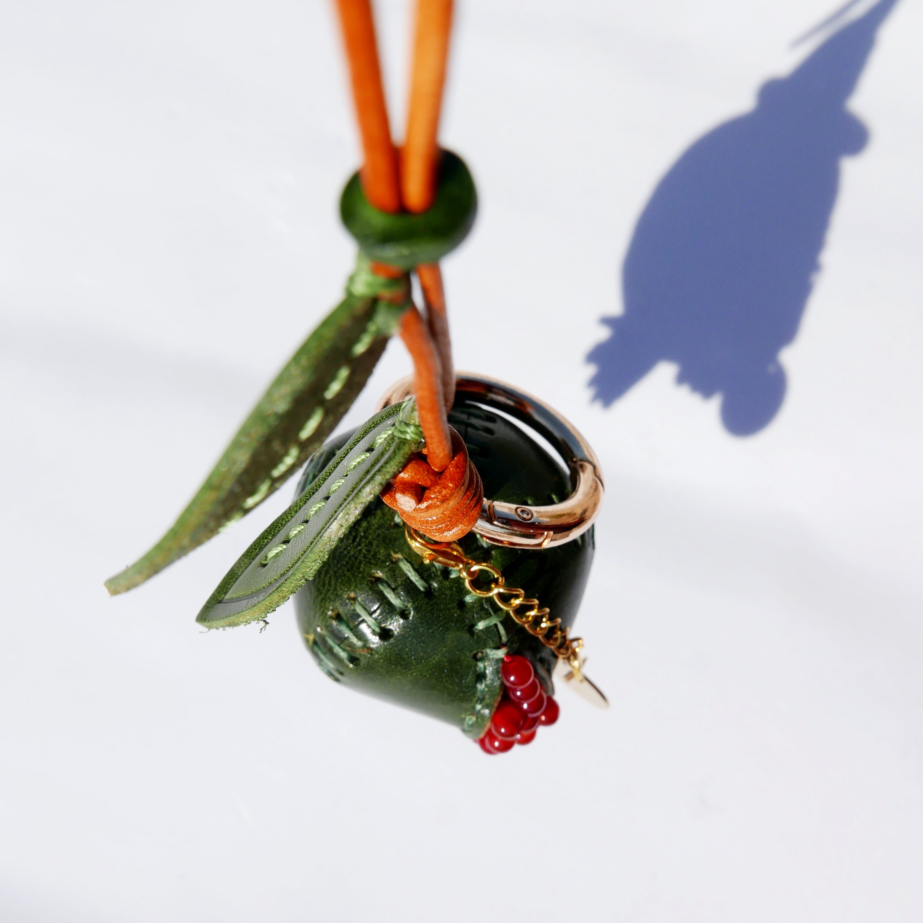 Llavero y colgante de piel en forma de granada verde