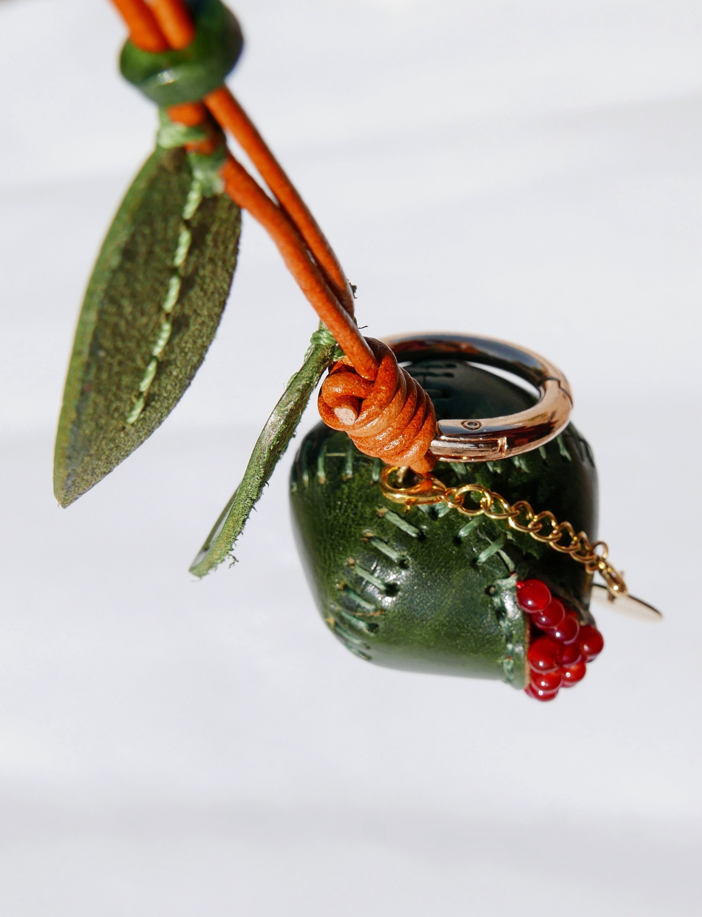 Llavero y colgante de piel en forma de granada verde