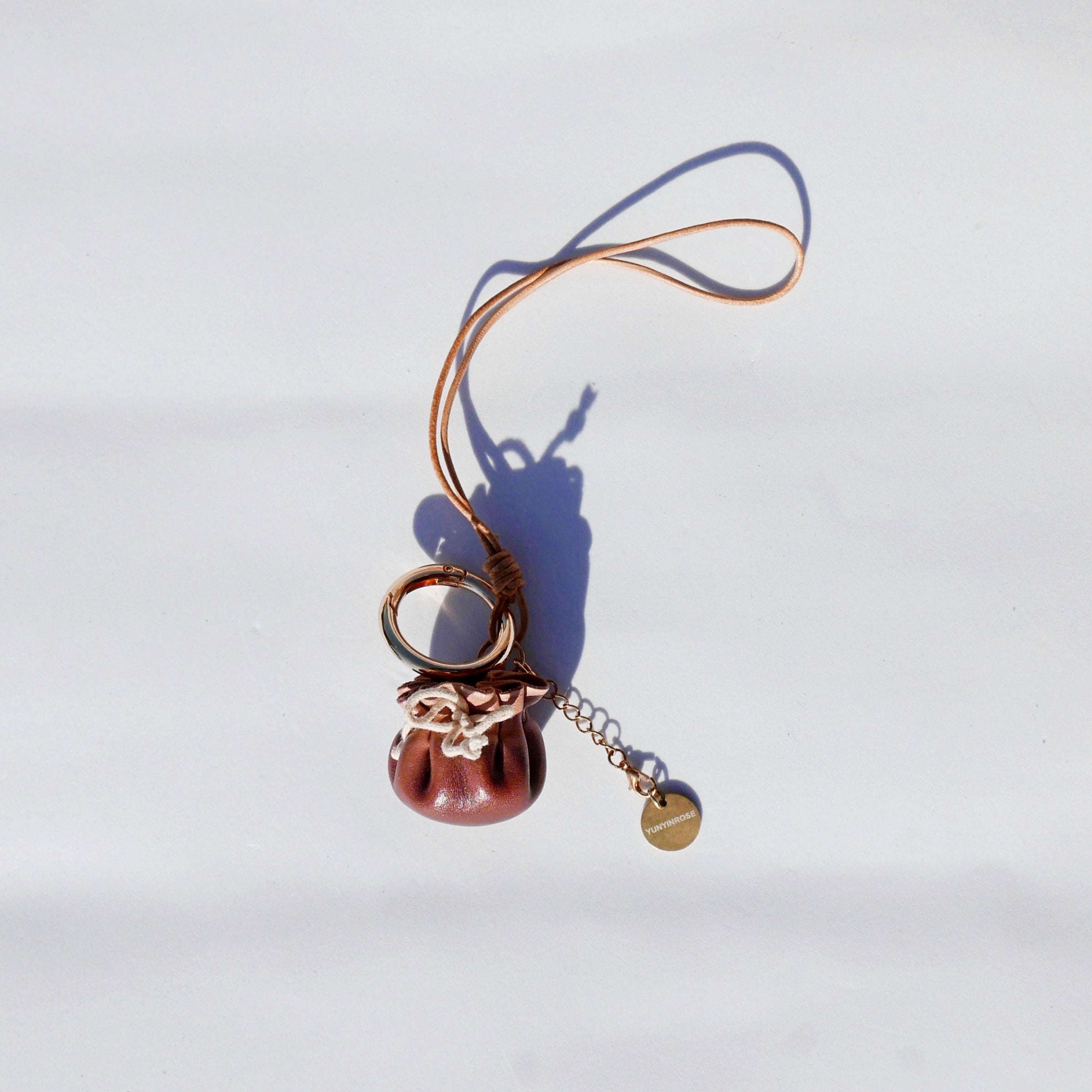 Charm de piel DimSum marrón