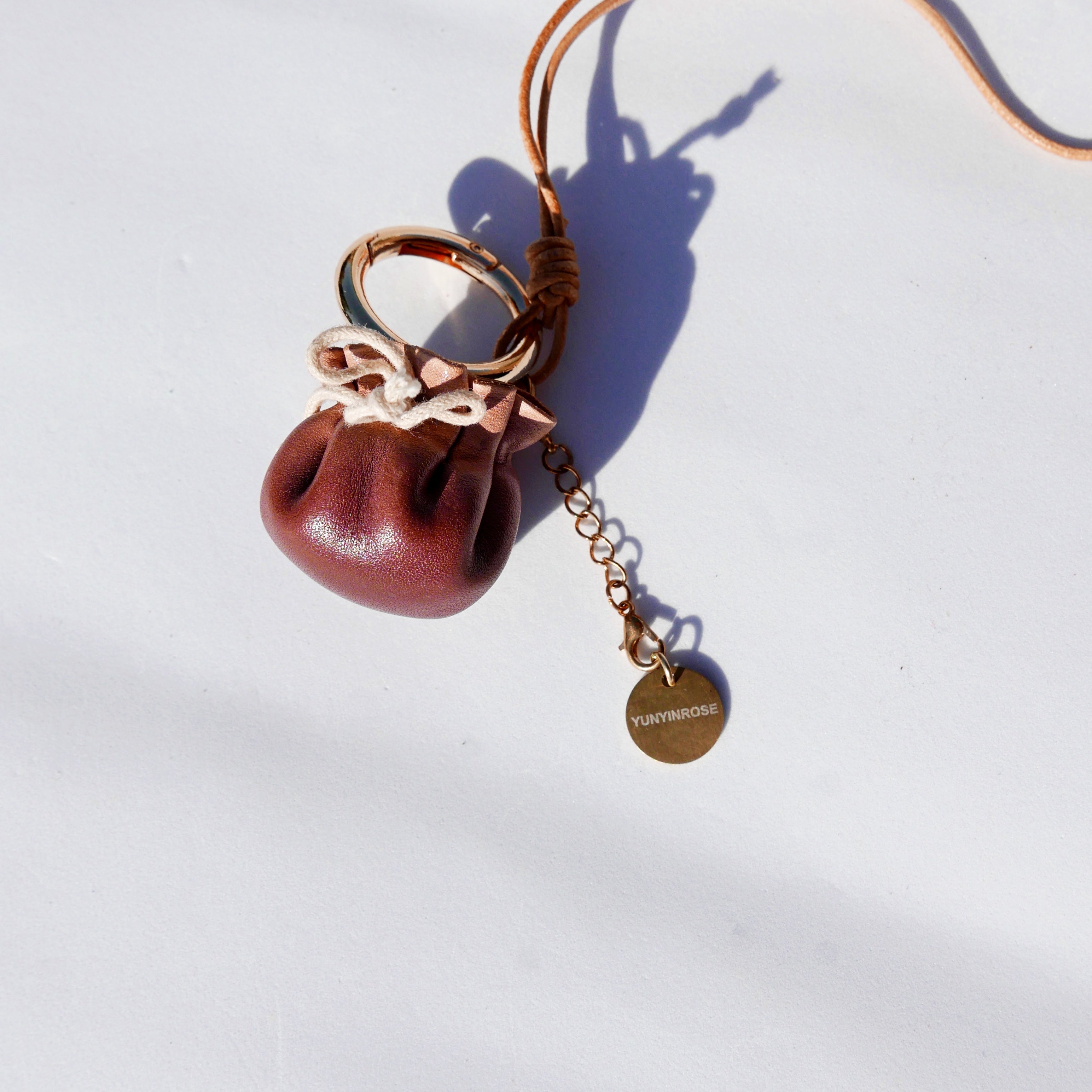 Charm de piel DimSum marrón