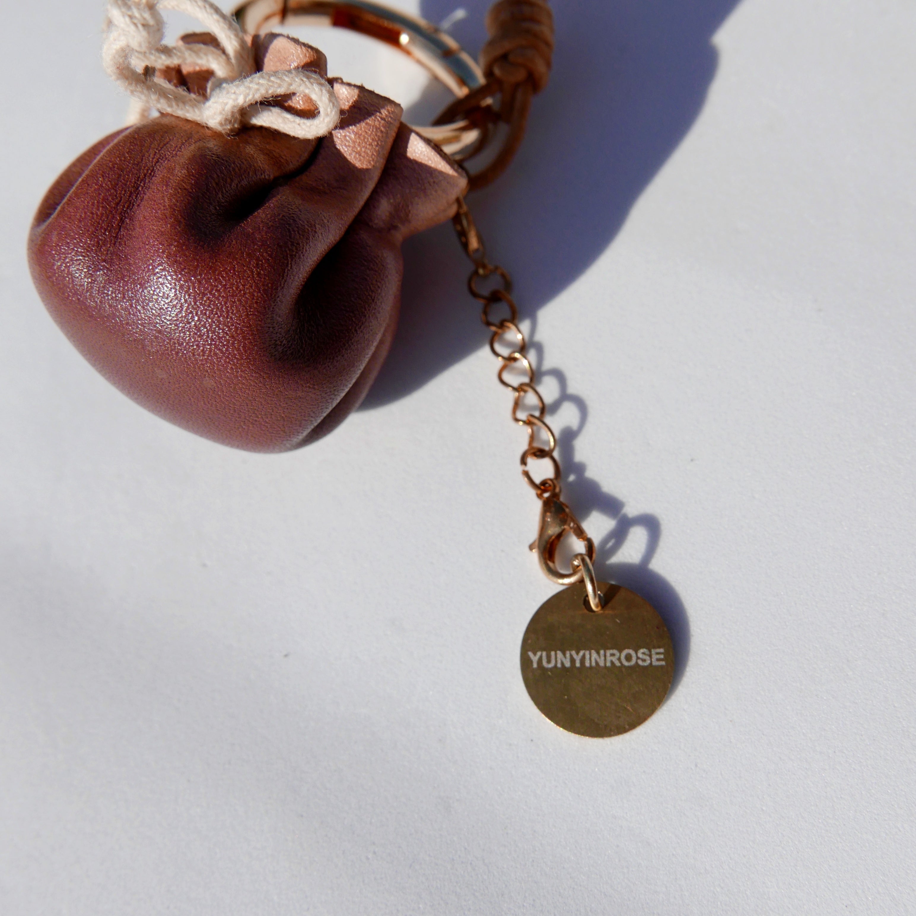 Charm de piel DimSum marrón