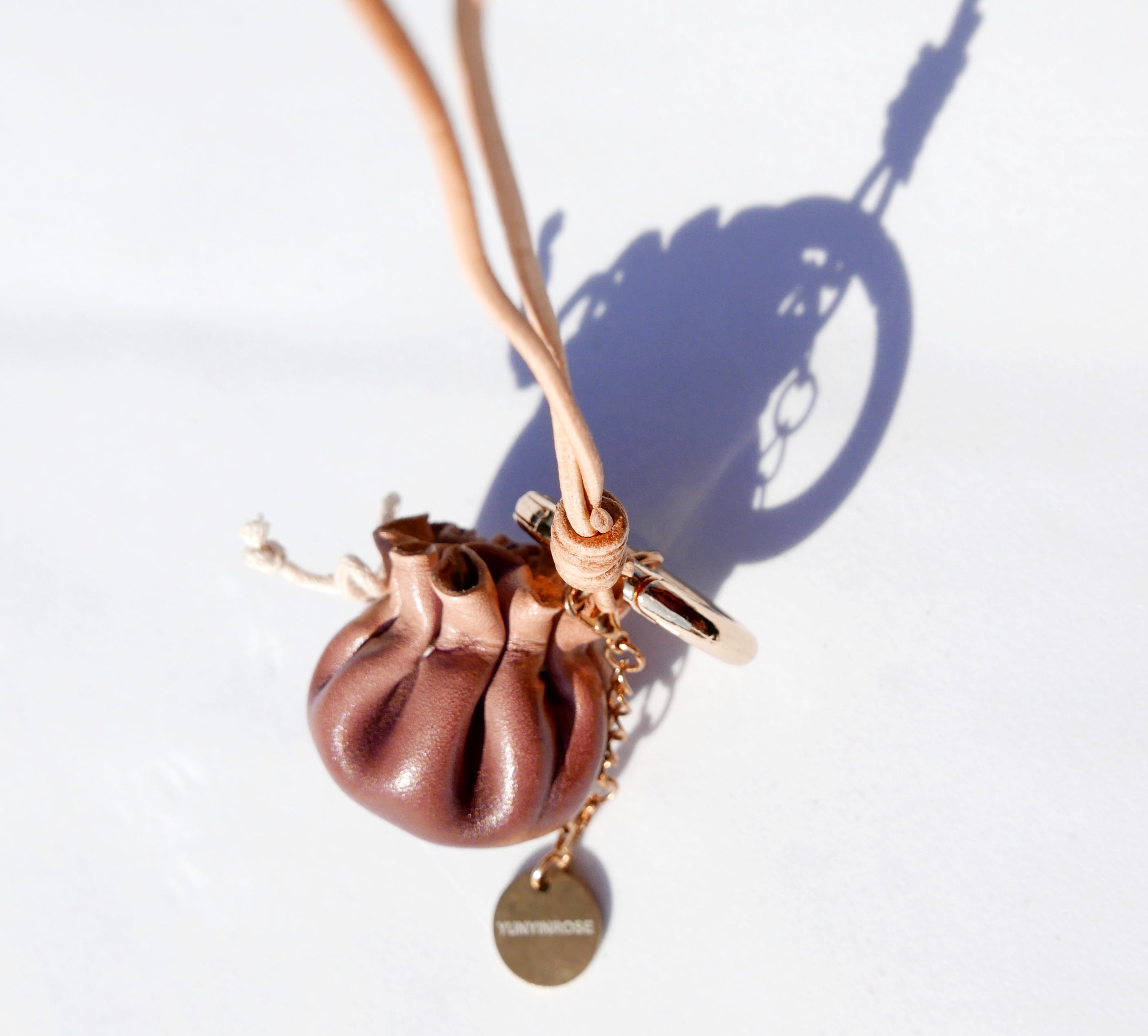 Charm de piel DimSum marrón