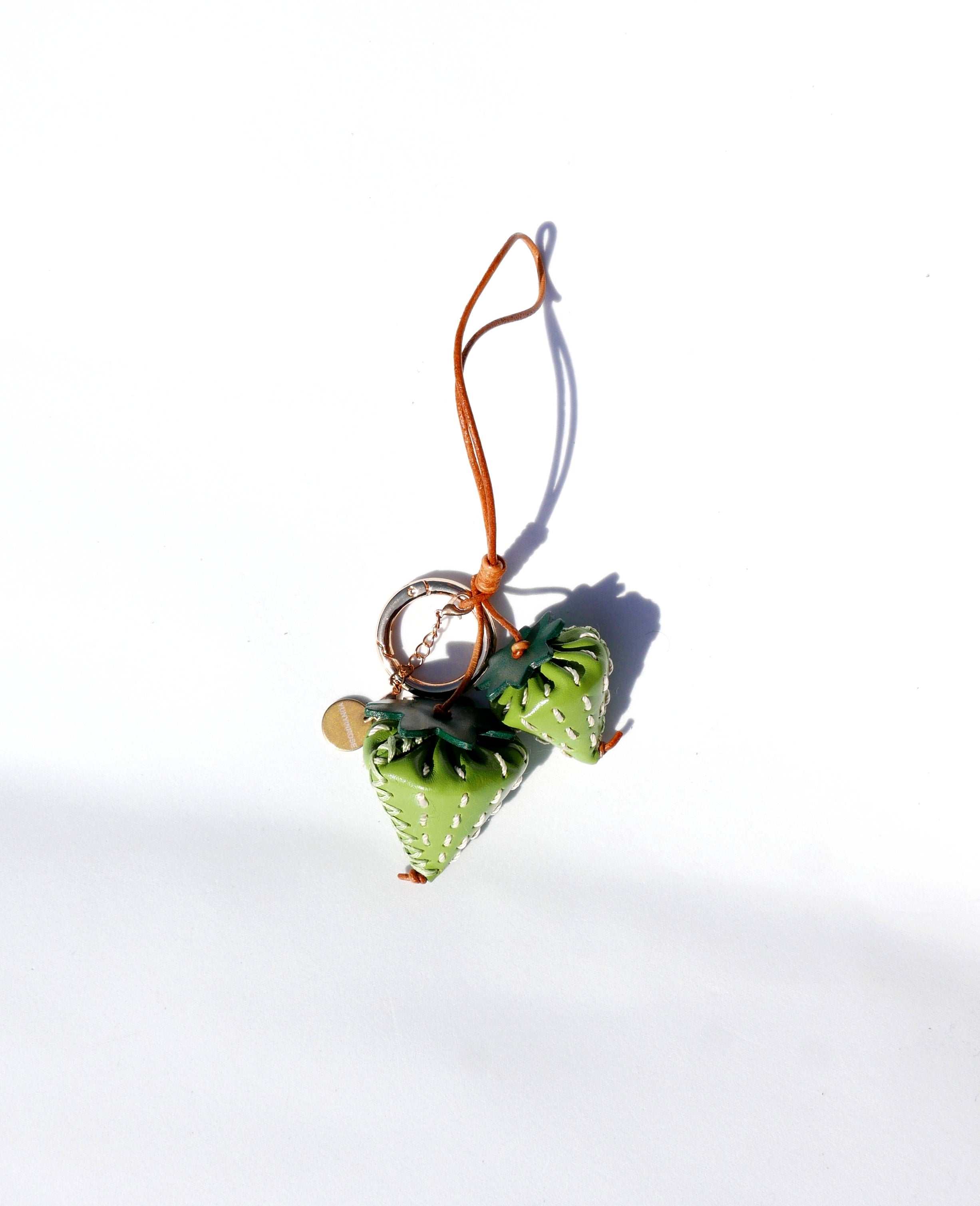 Llavero y colgante de piel en forma de fresa verde