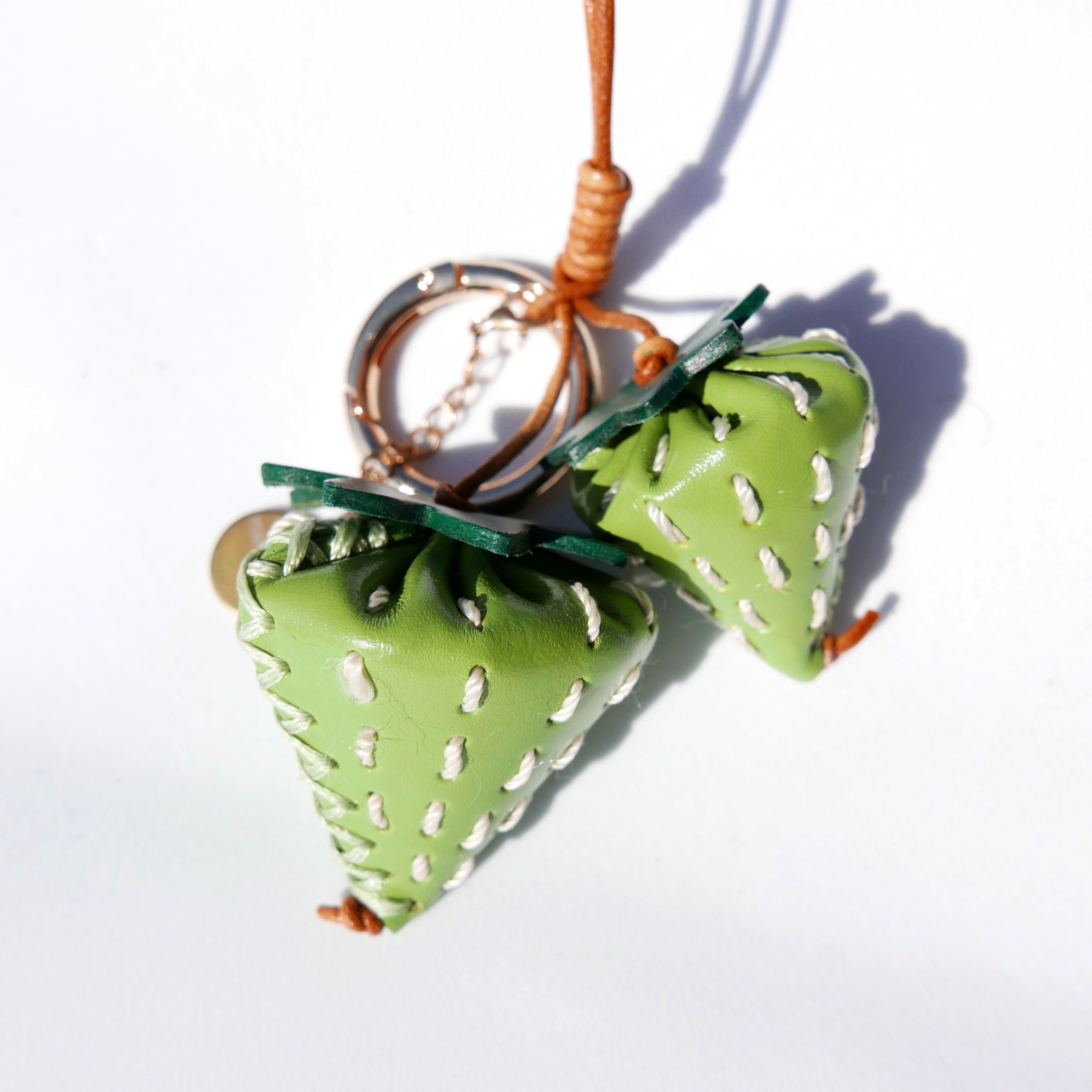 Llavero y colgante de piel en forma de fresa verde