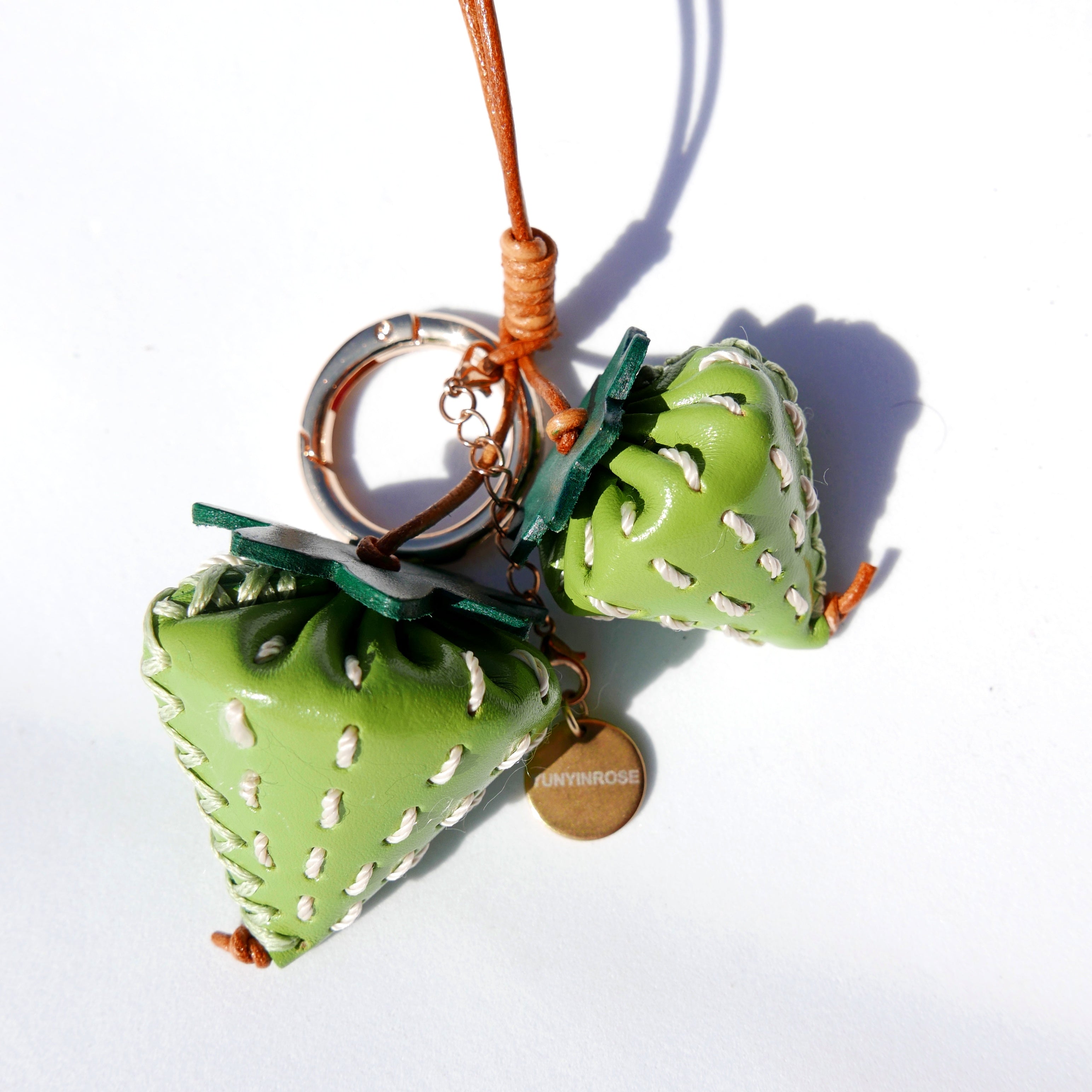 Llavero y colgante de piel en forma de fresa verde