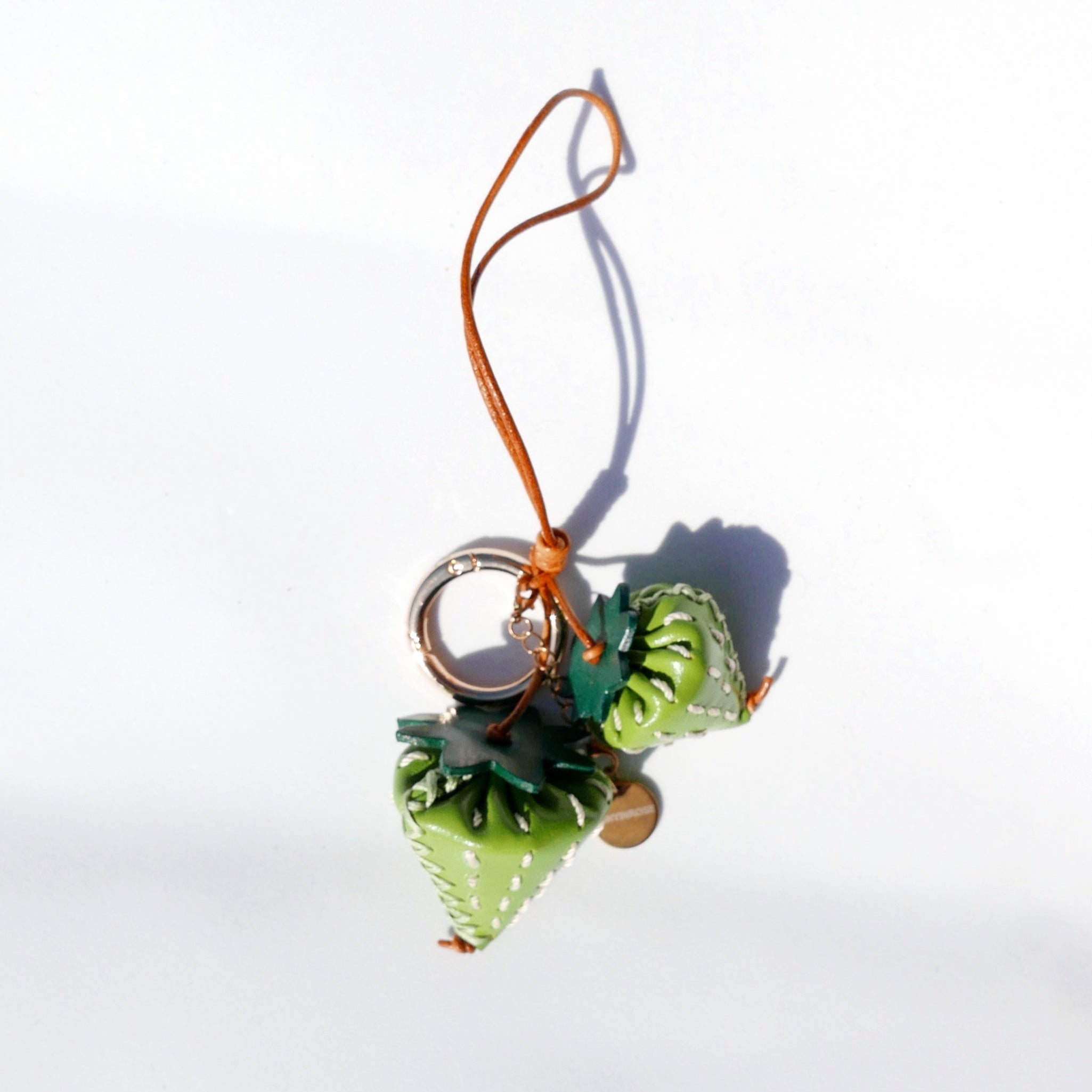 Llavero y colgante de piel en forma de fresa verde