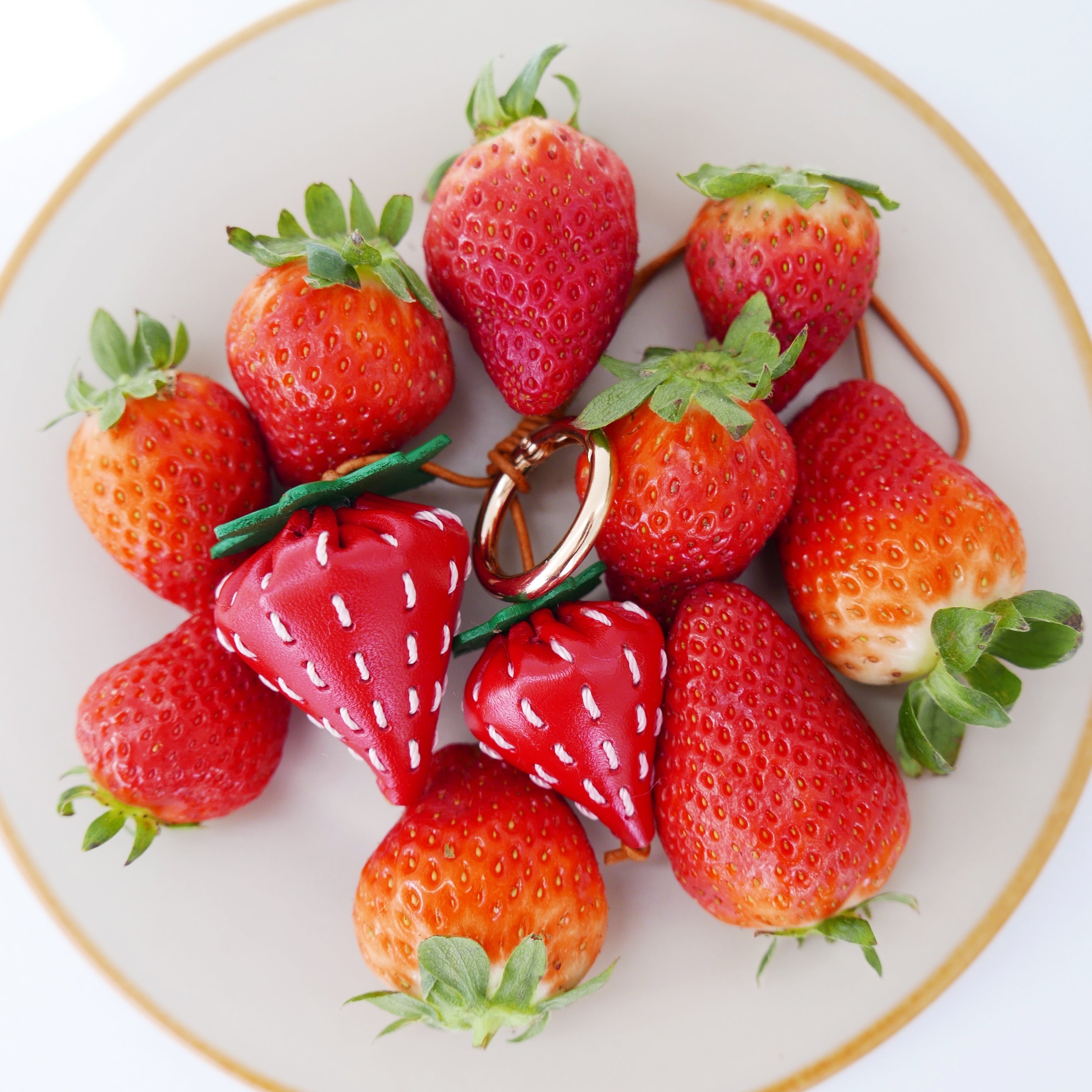 Llavero y colgante de piel en forma de fresa