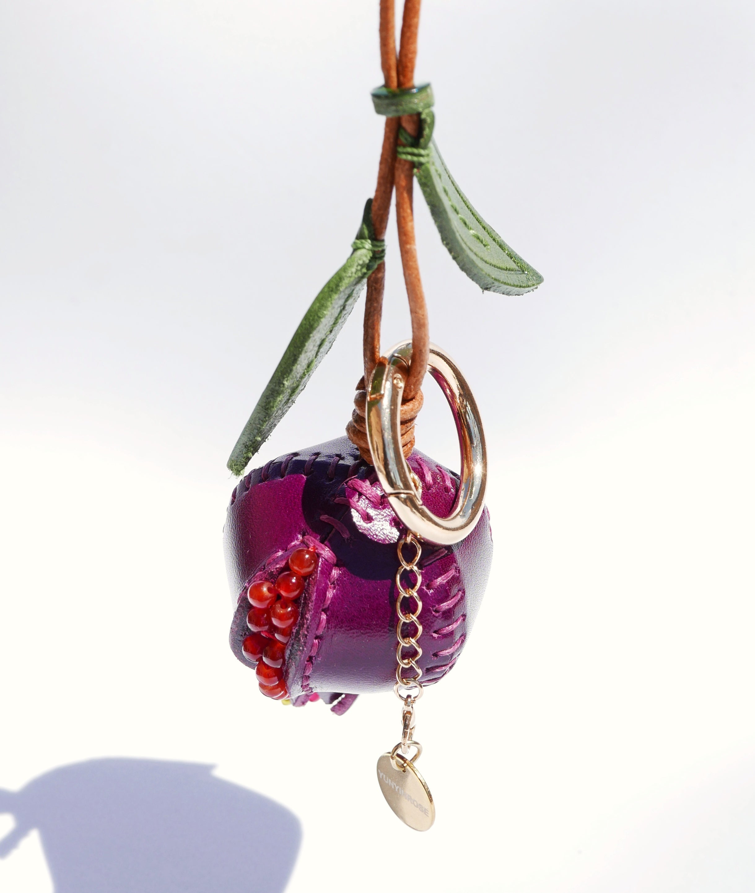 Llavero y colgante de piel en forma de granada burdeos
