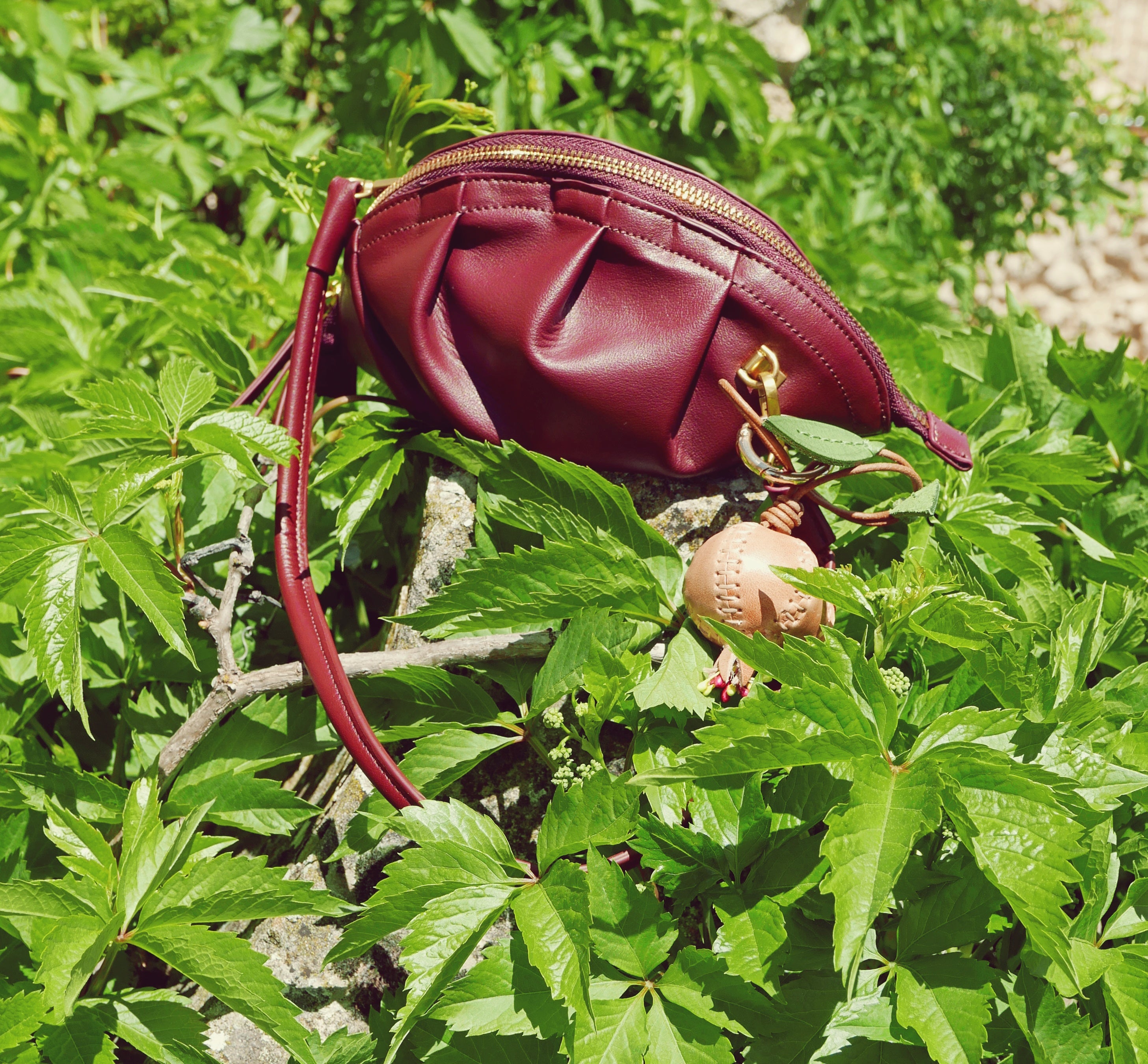 Llavero y colgante de piel en forma de granada rosa palo