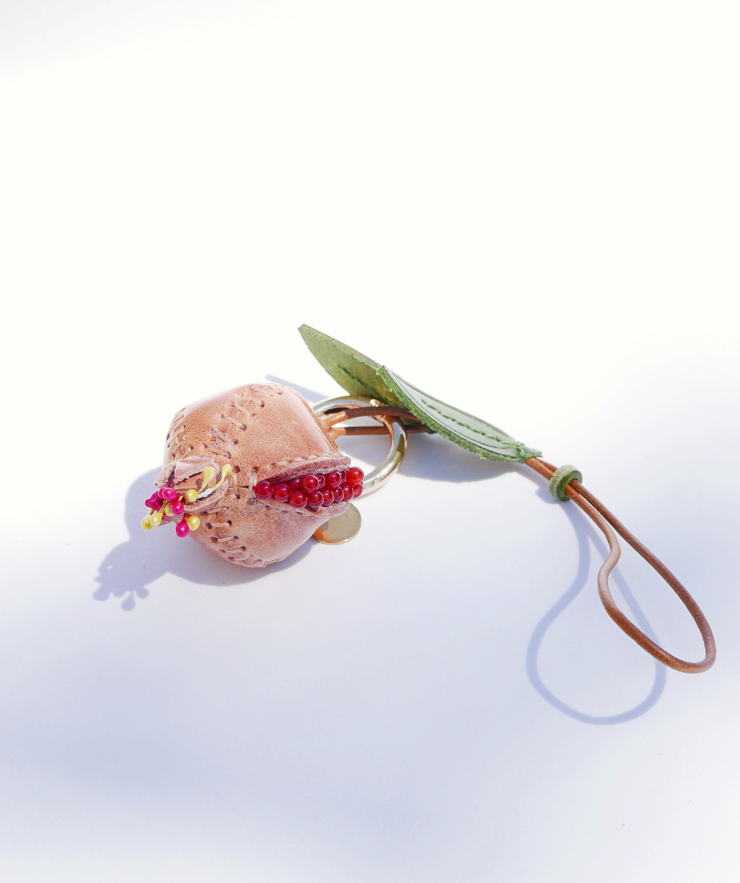 Llavero y colgante de piel en forma de granada rosa palo