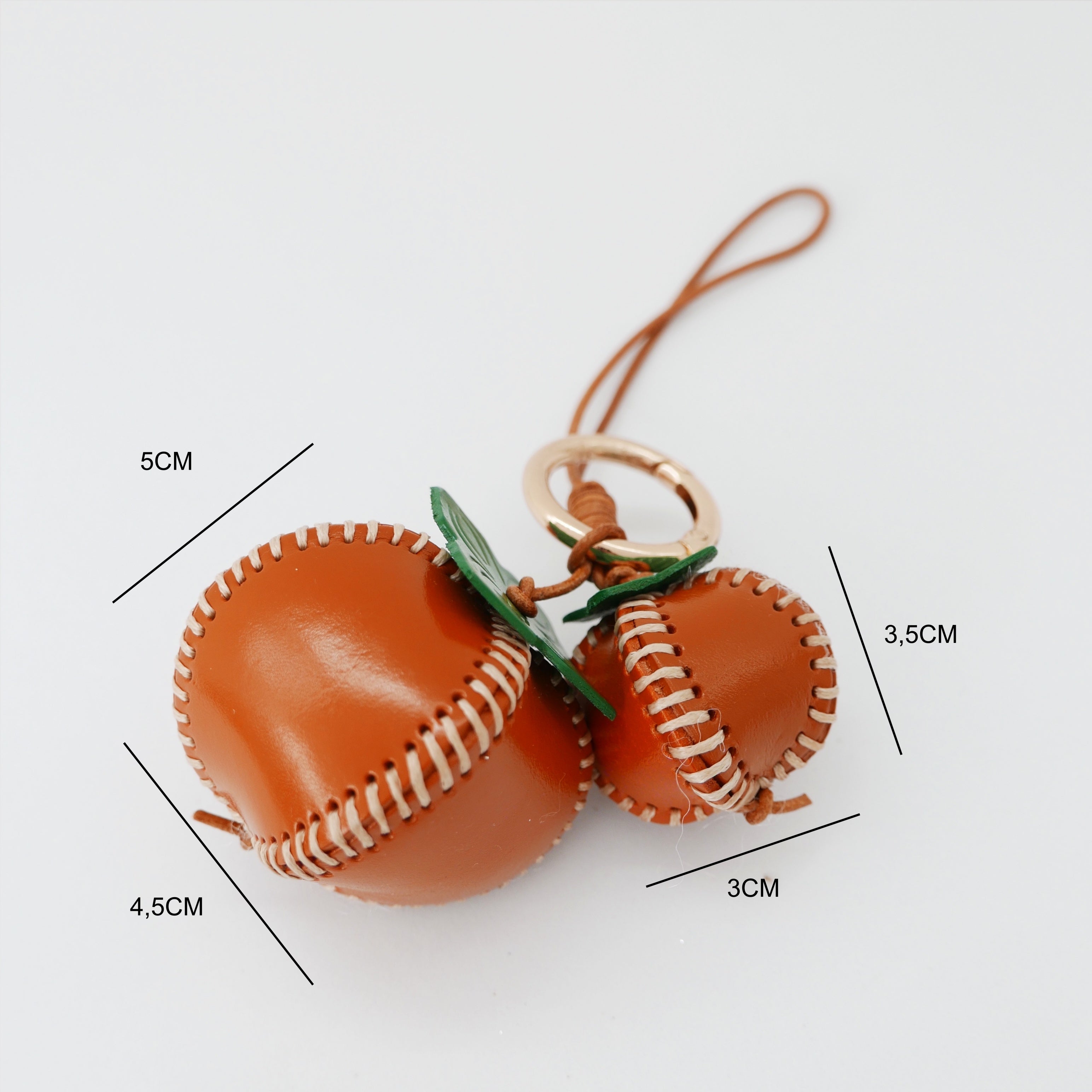 Llavero y colgante de piel en forma de caqui