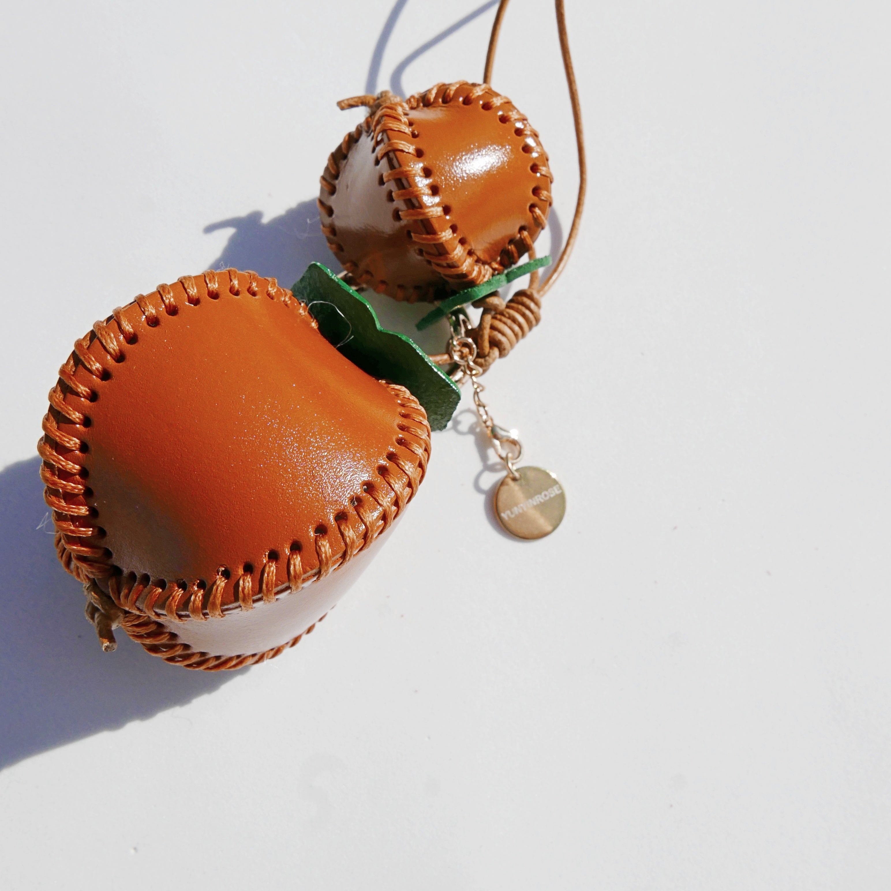 Llavero y colgante de piel en forma de caqui