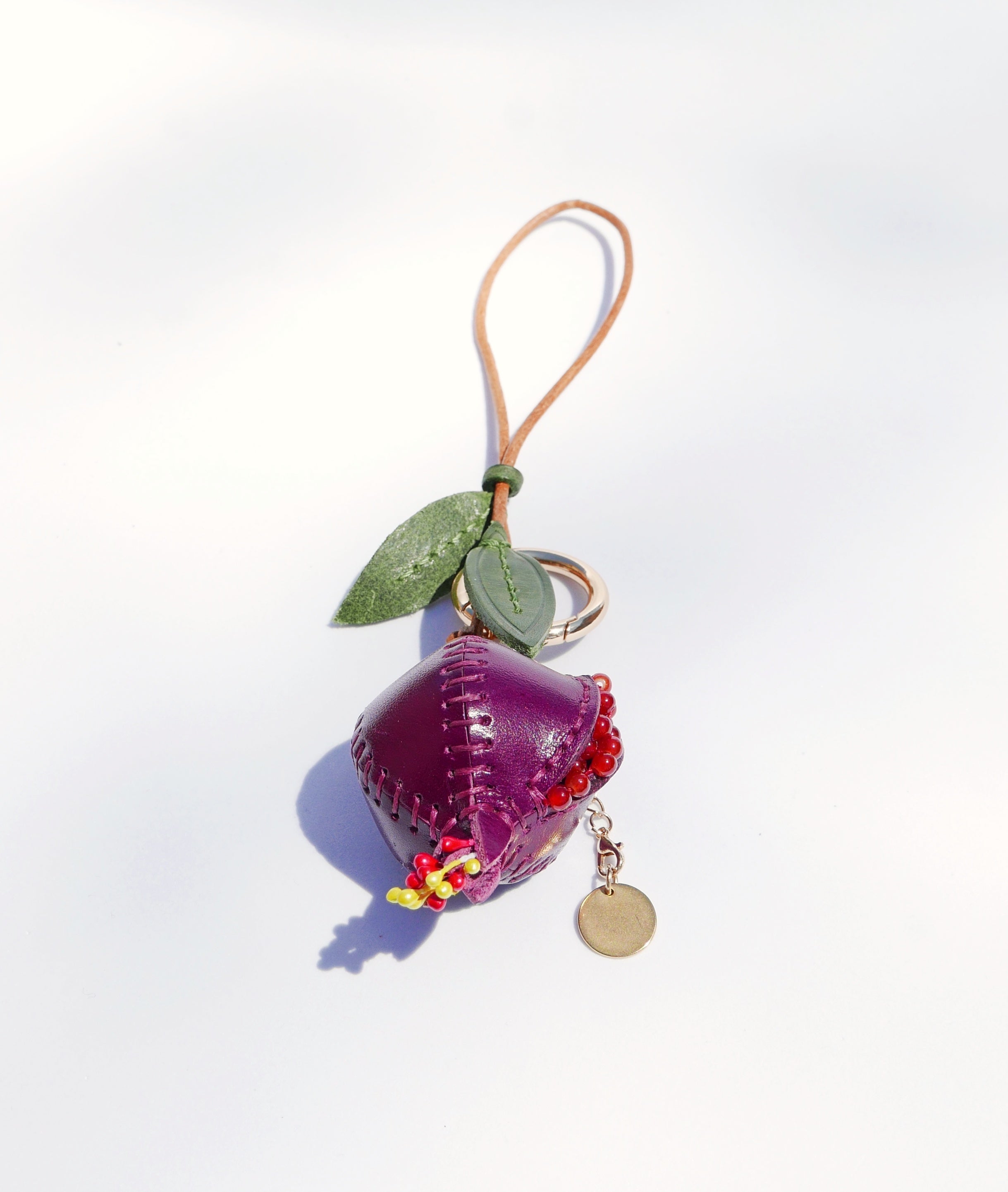 Llavero y colgante de piel en forma de granada burdeos