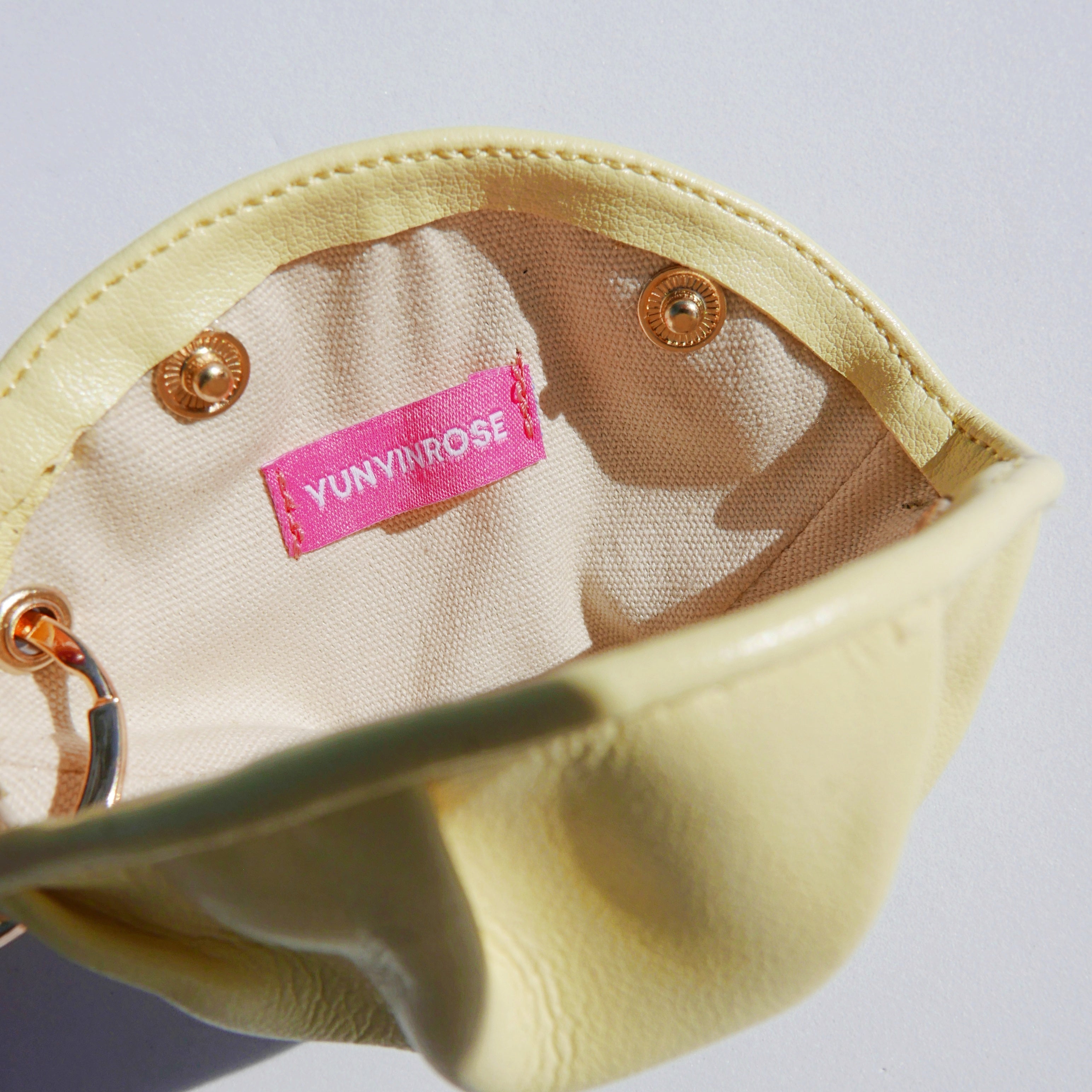 Llavero de gyoza de piel de vacuno amarillo