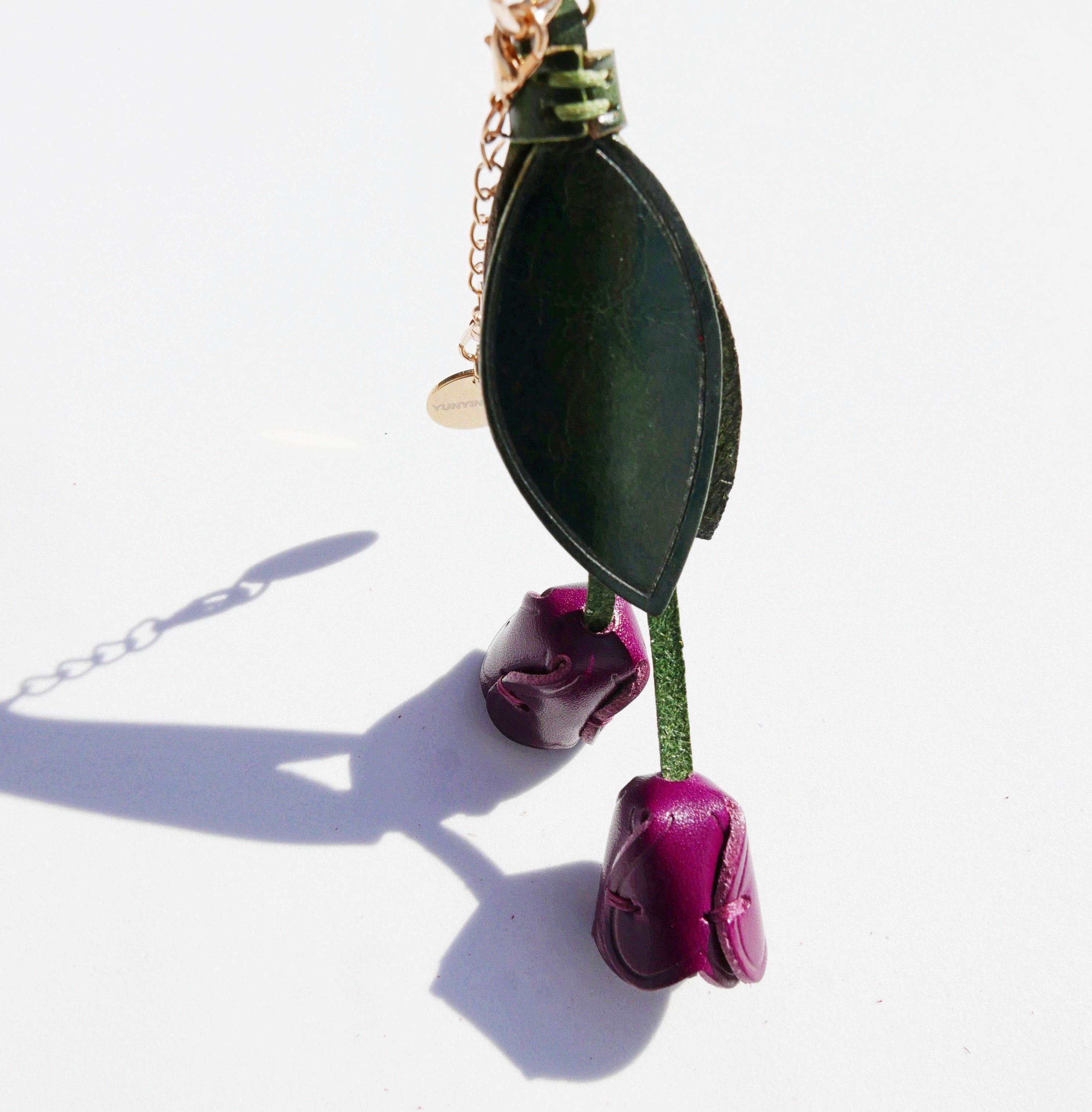 Llavero y colgante de piel en forma de tulipán burdeos