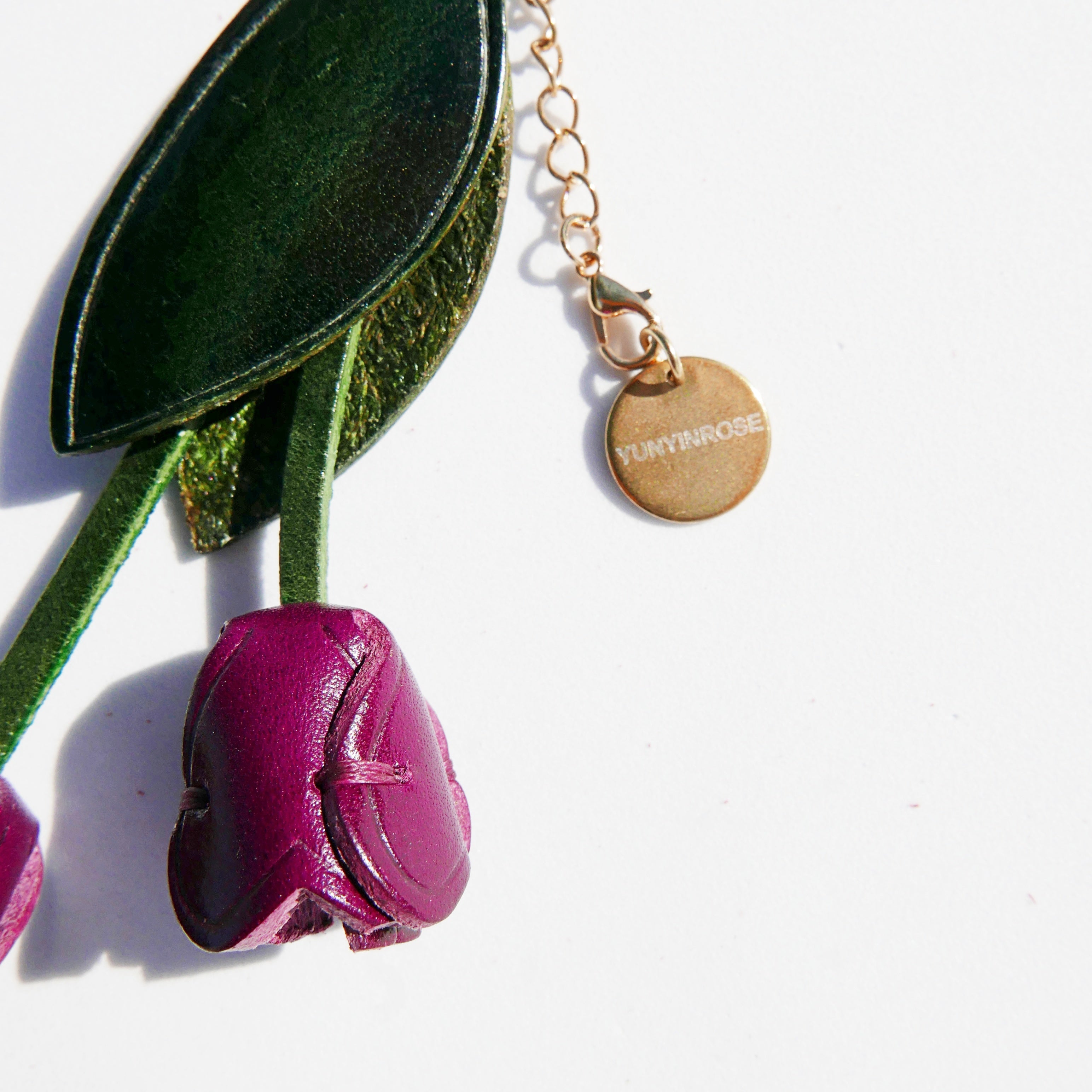 Llavero y colgante de piel en forma de tulipán burdeos