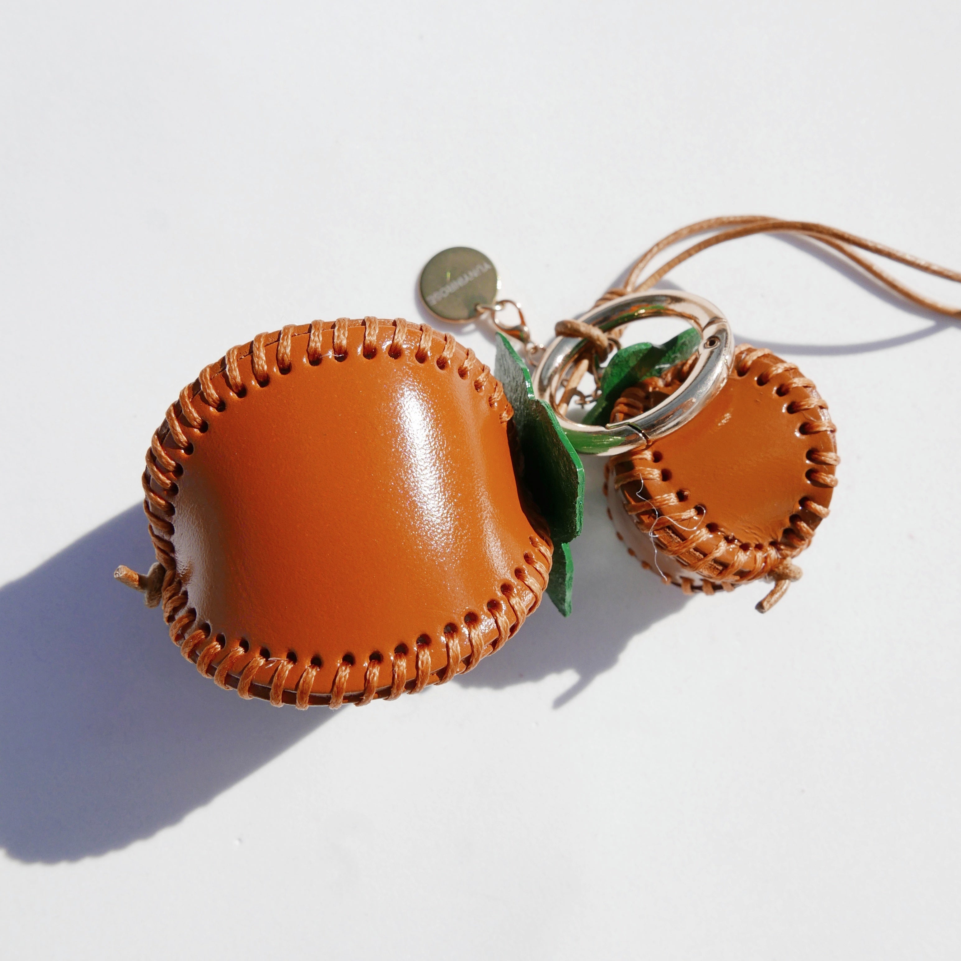 Llavero y colgante de piel en forma de caqui