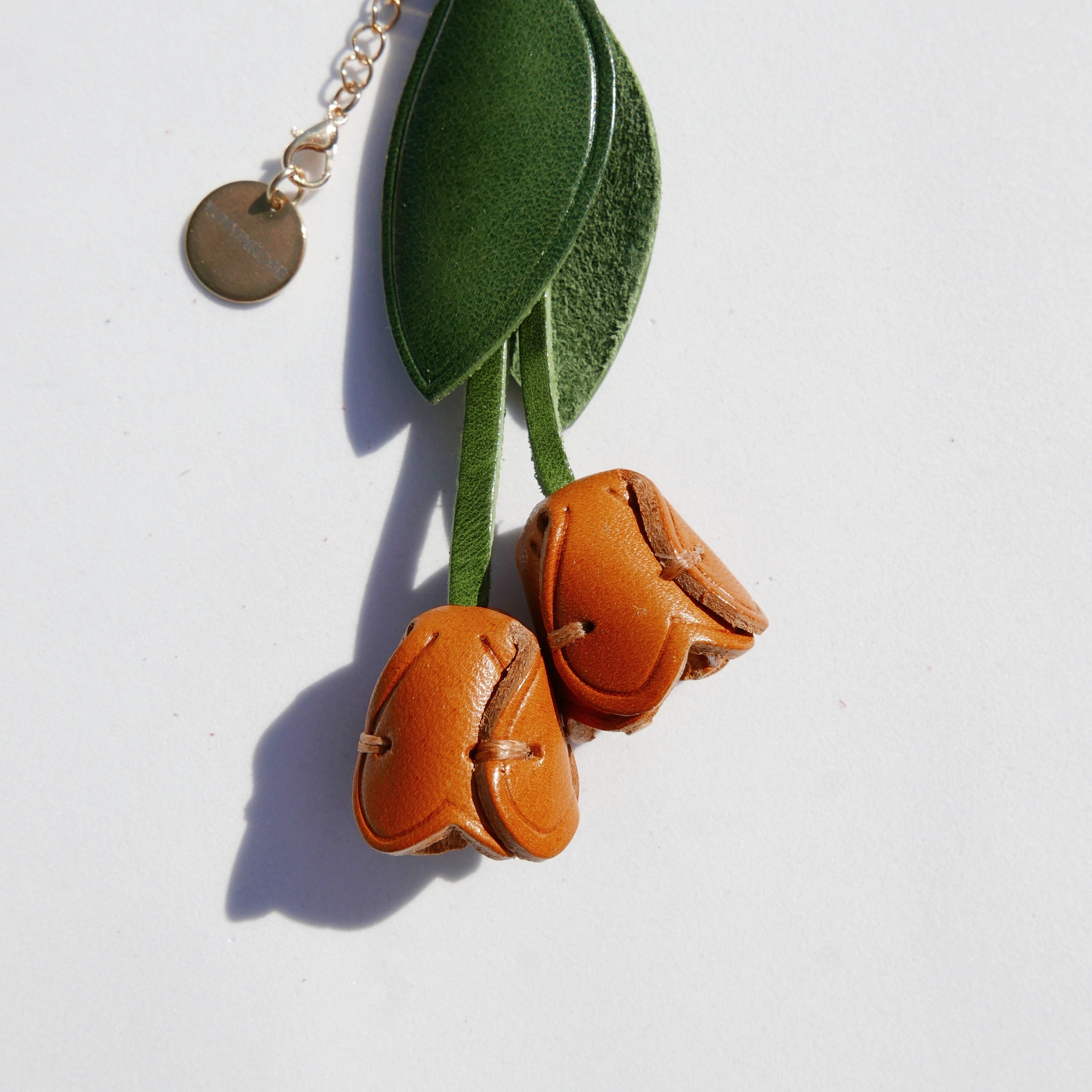 Llavero y colgante de piel en forma de tulipán caramelo