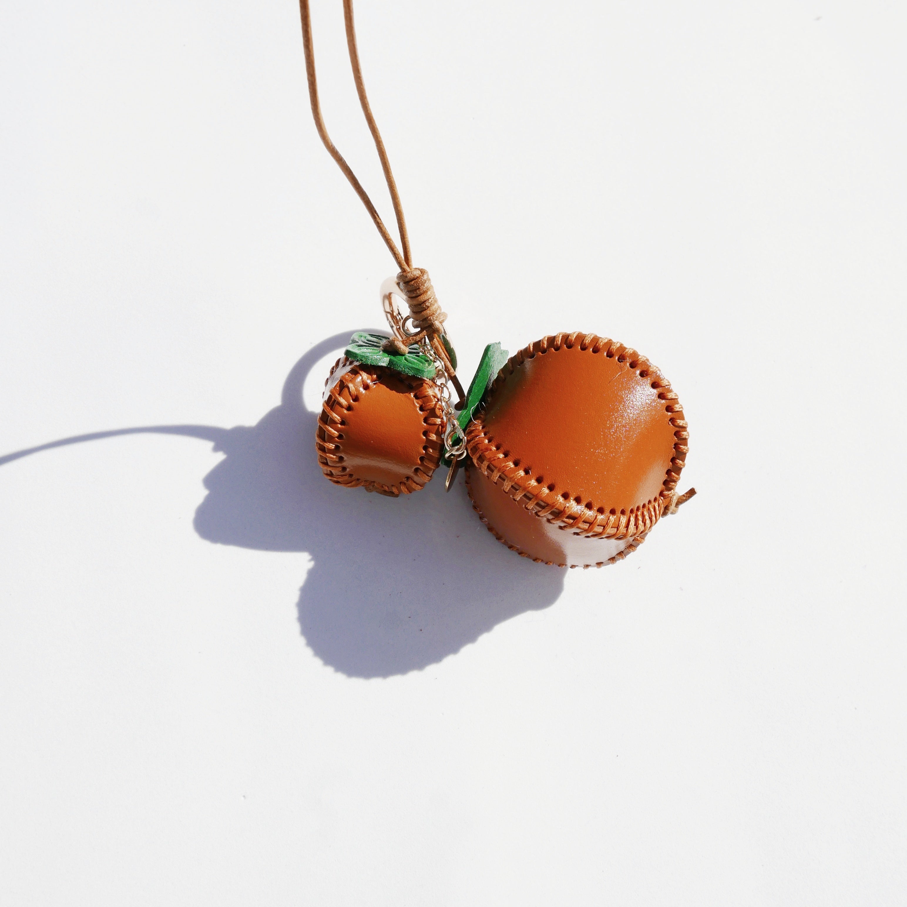 Llavero y colgante de piel en forma de caqui