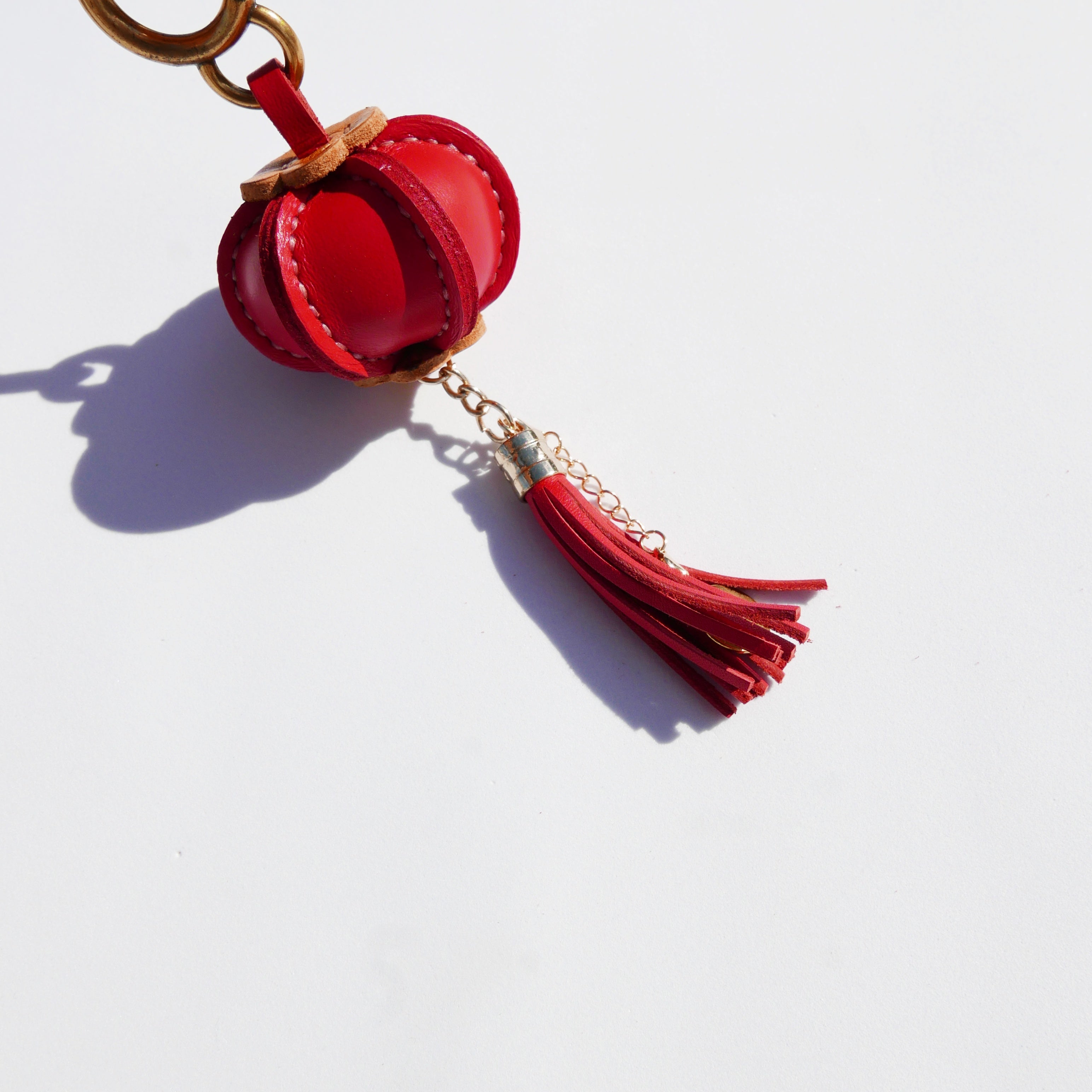 Llavero y colgante de piel en forma de linterna china