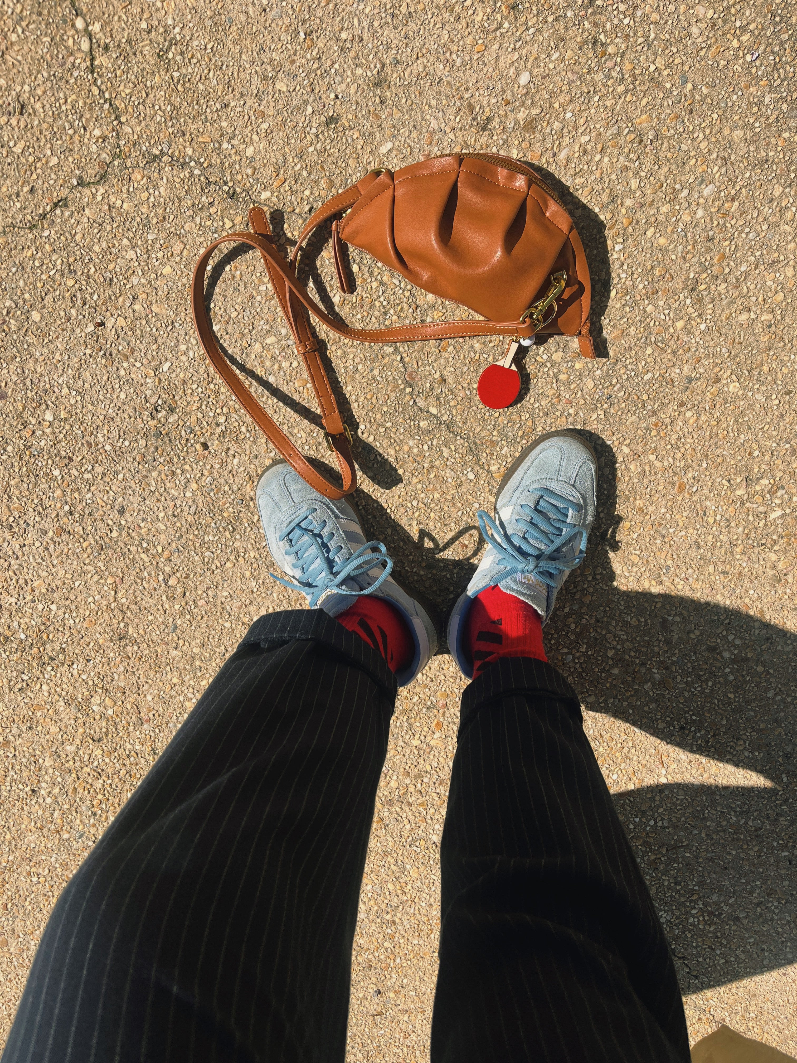 Llavero de piel en forma de pingpong rojo y negro