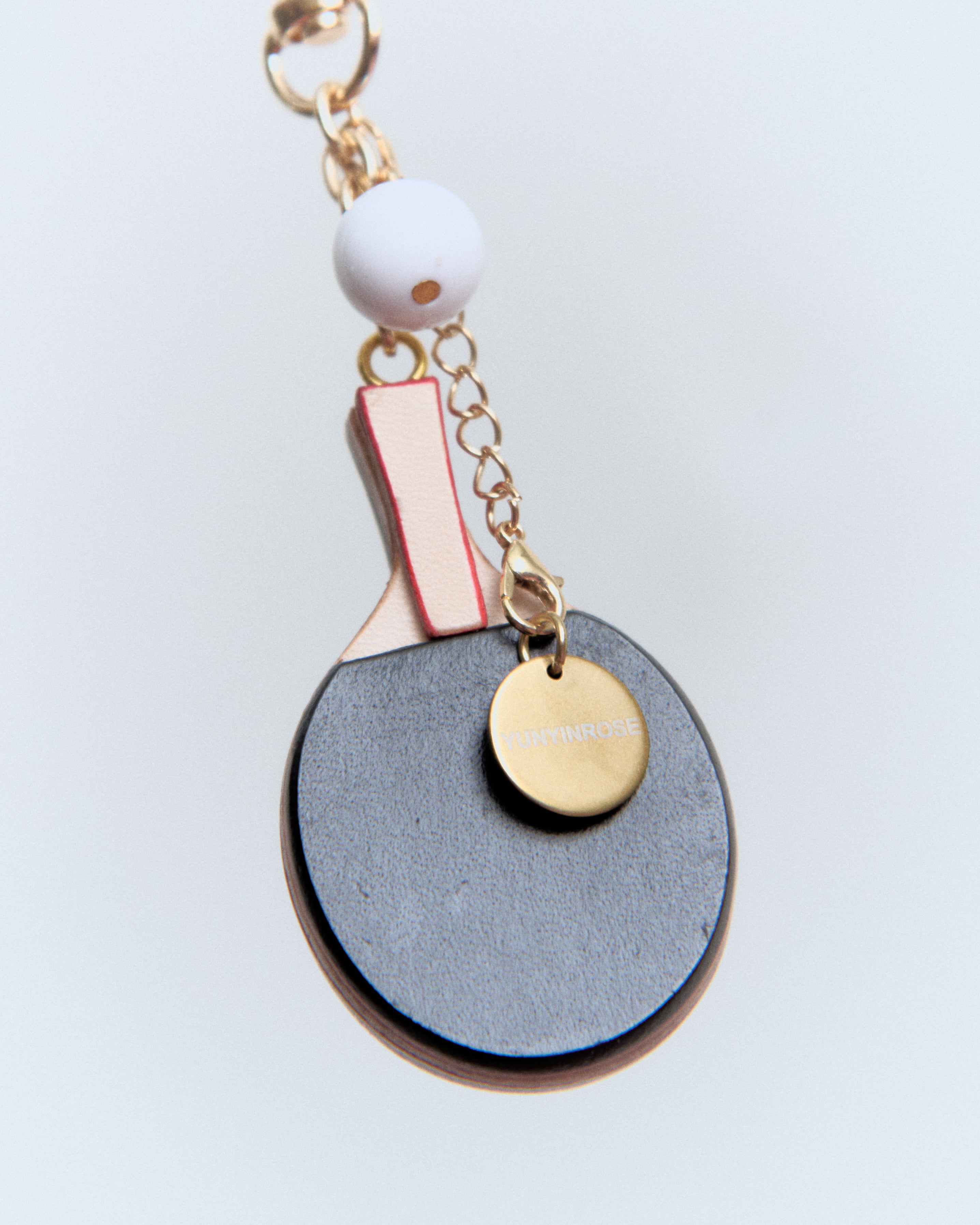 Llavero de piel en forma de pingpong rojo y negro