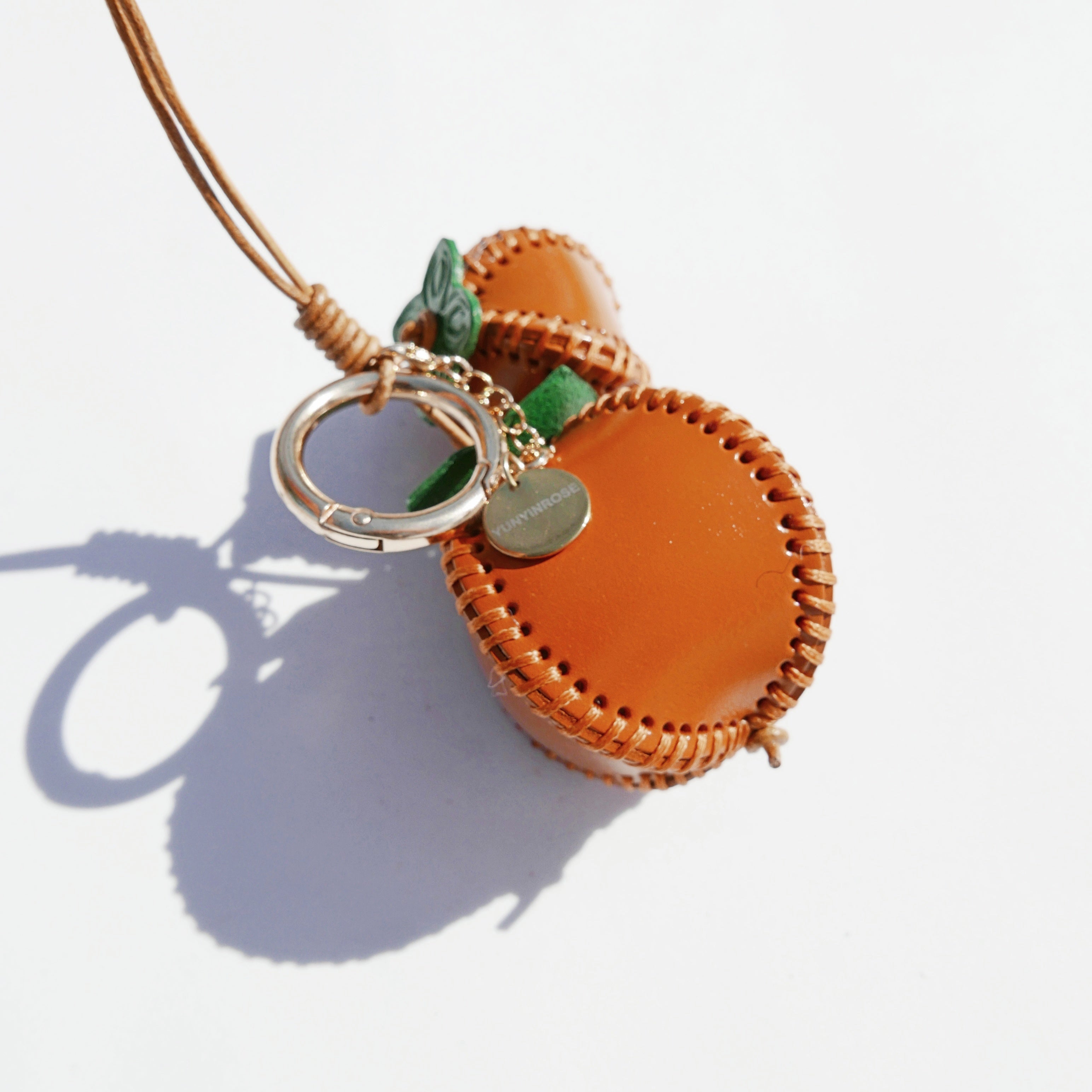 Llavero y colgante de piel en forma de caqui