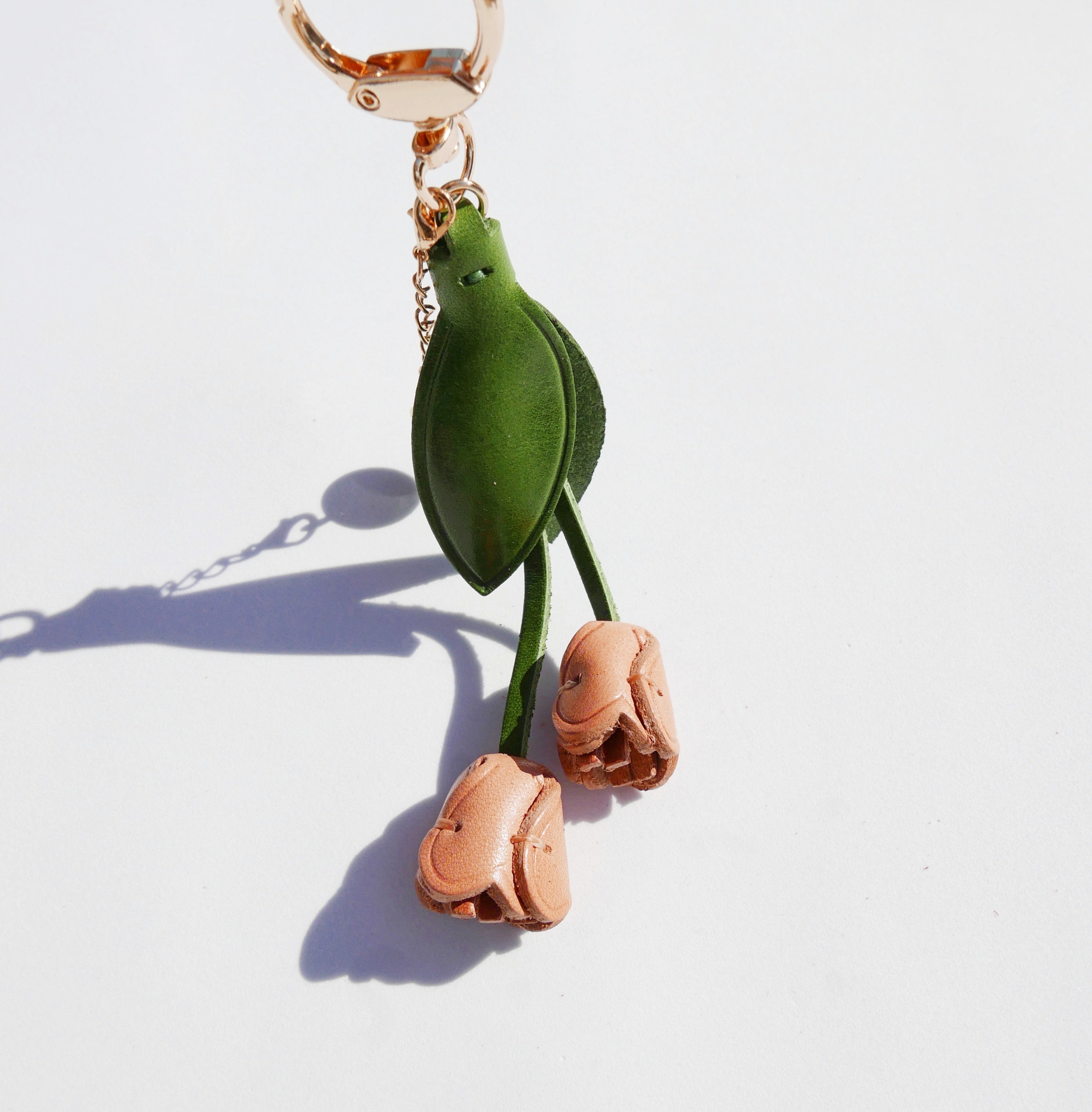 Llavero y colgante de piel en forma de tulipán rosa
