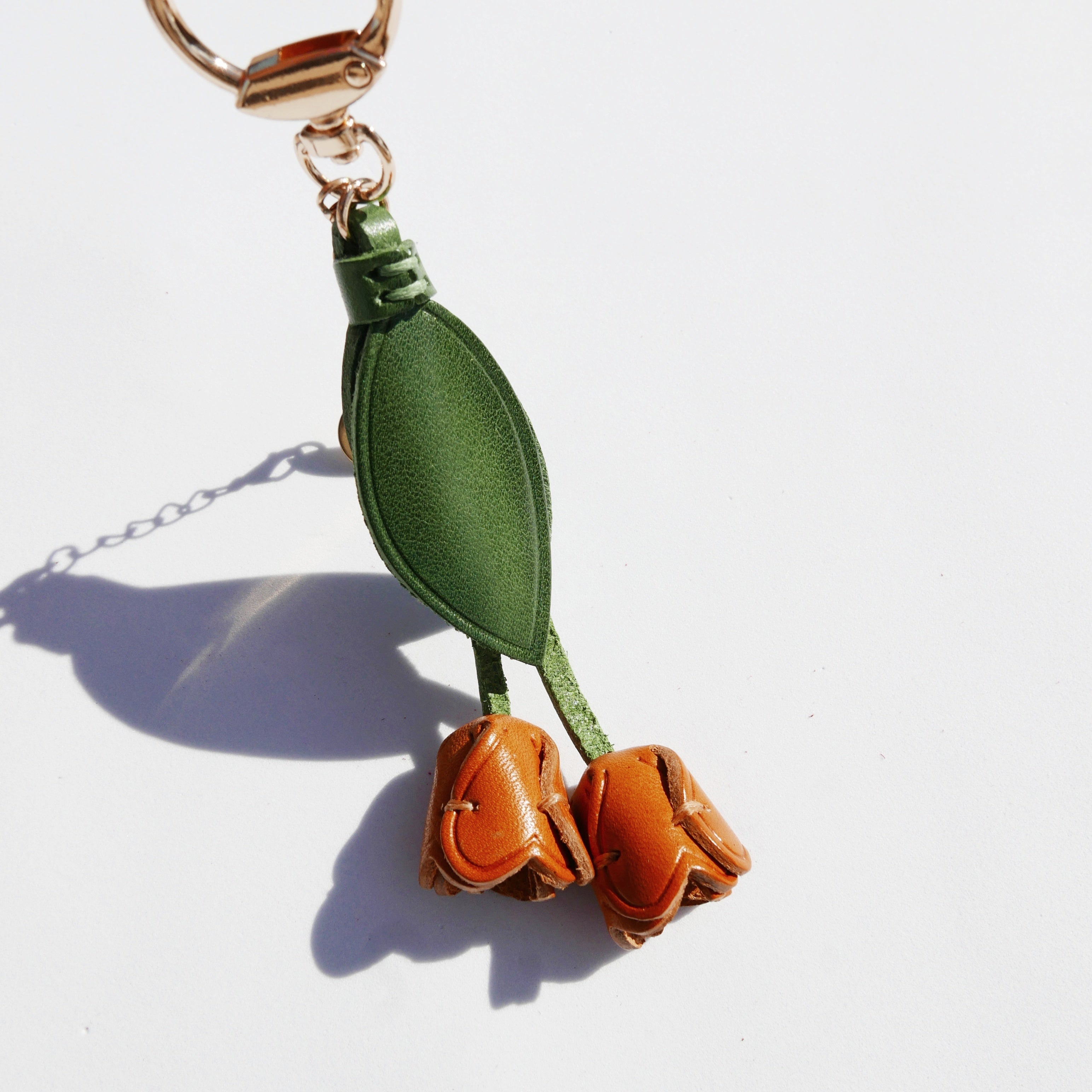 Llavero y colgante de piel en forma de tulipán caramelo