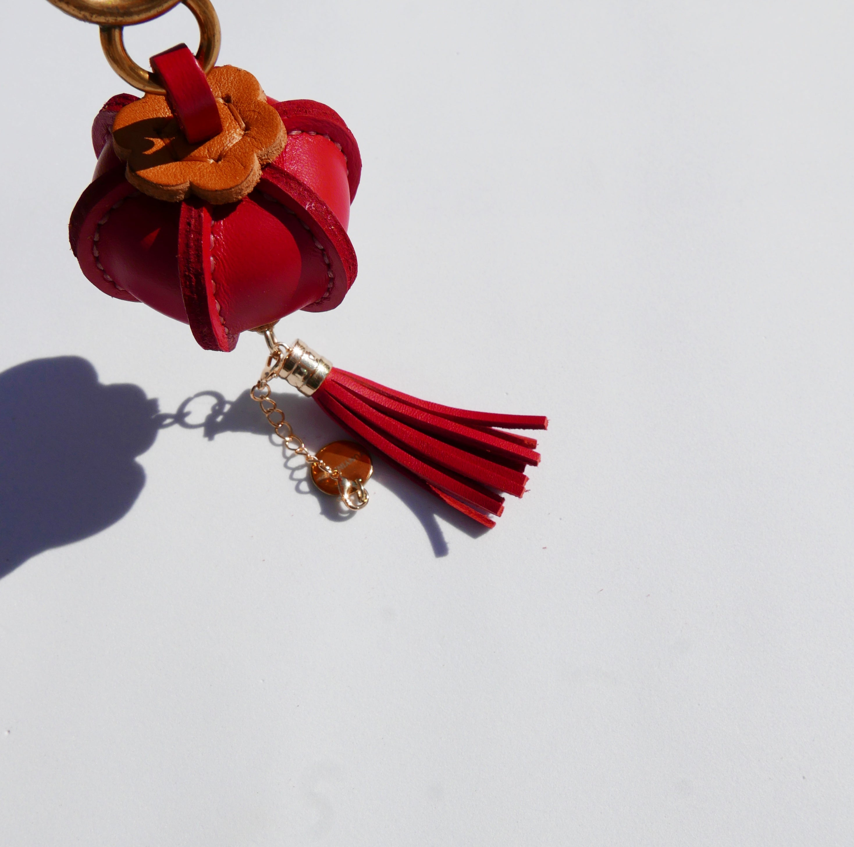 Llavero y colgante de piel en forma de linterna china