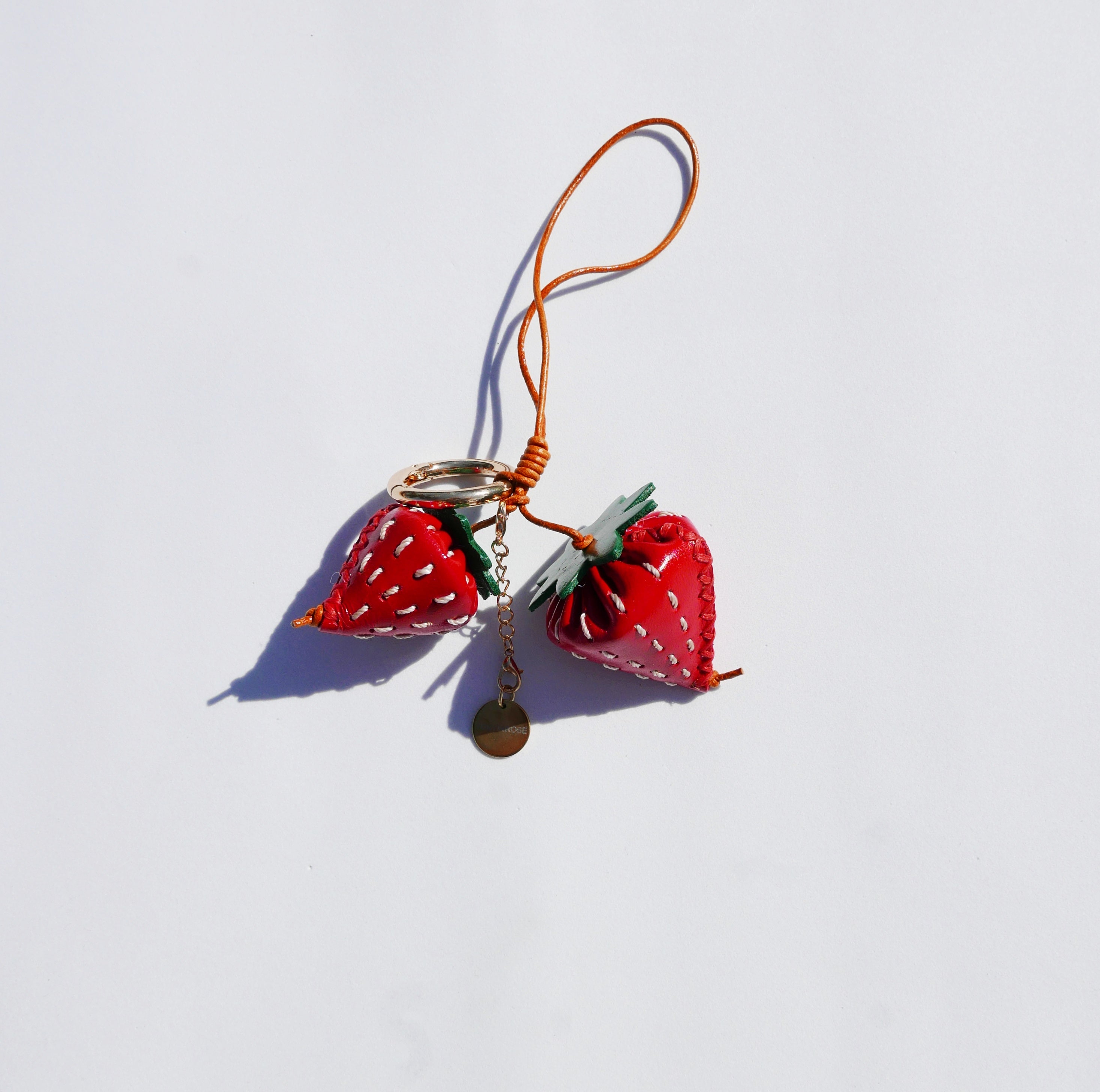 Llavero y colgante de piel en forma de fresa