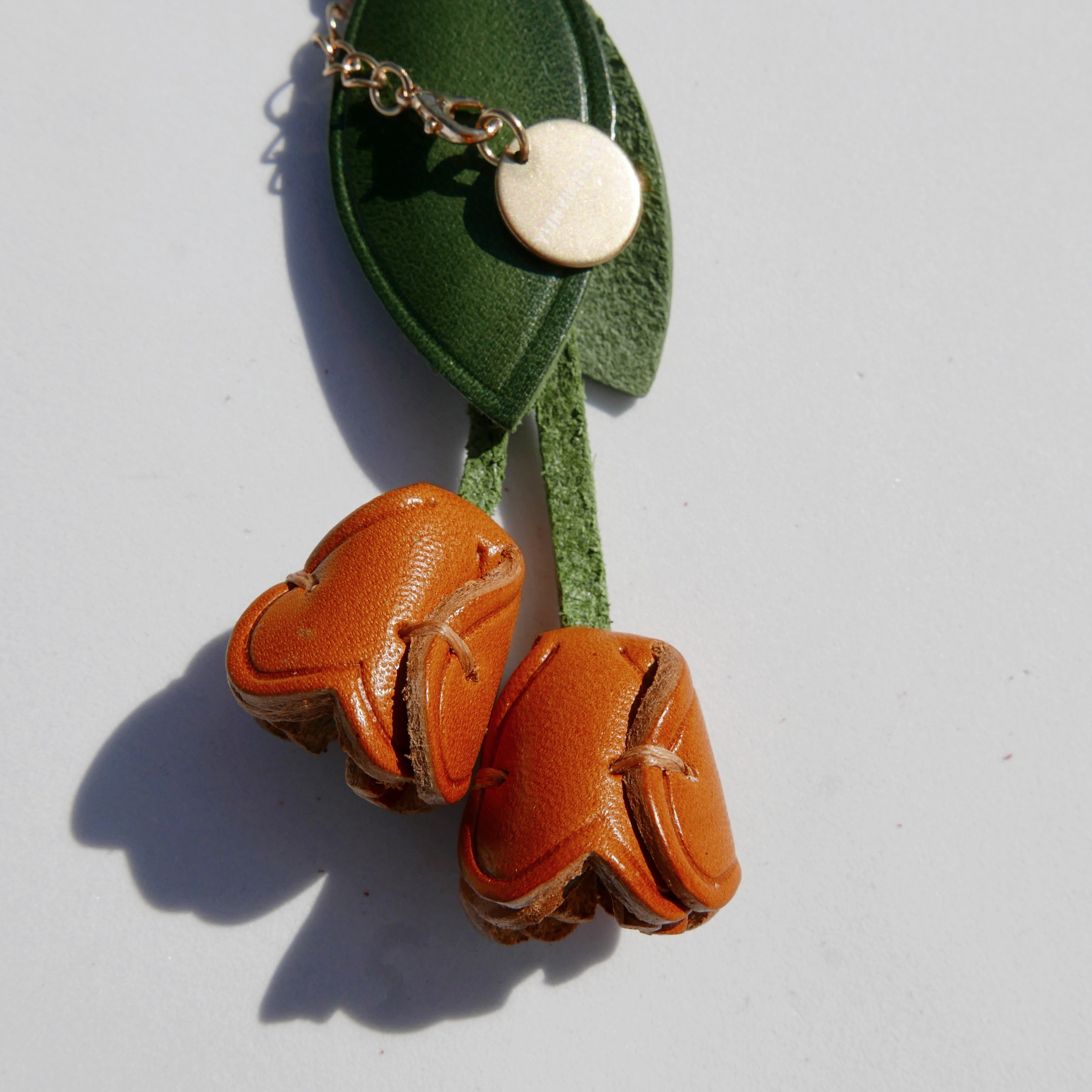 Llavero y colgante de piel en forma de tulipán caramelo
