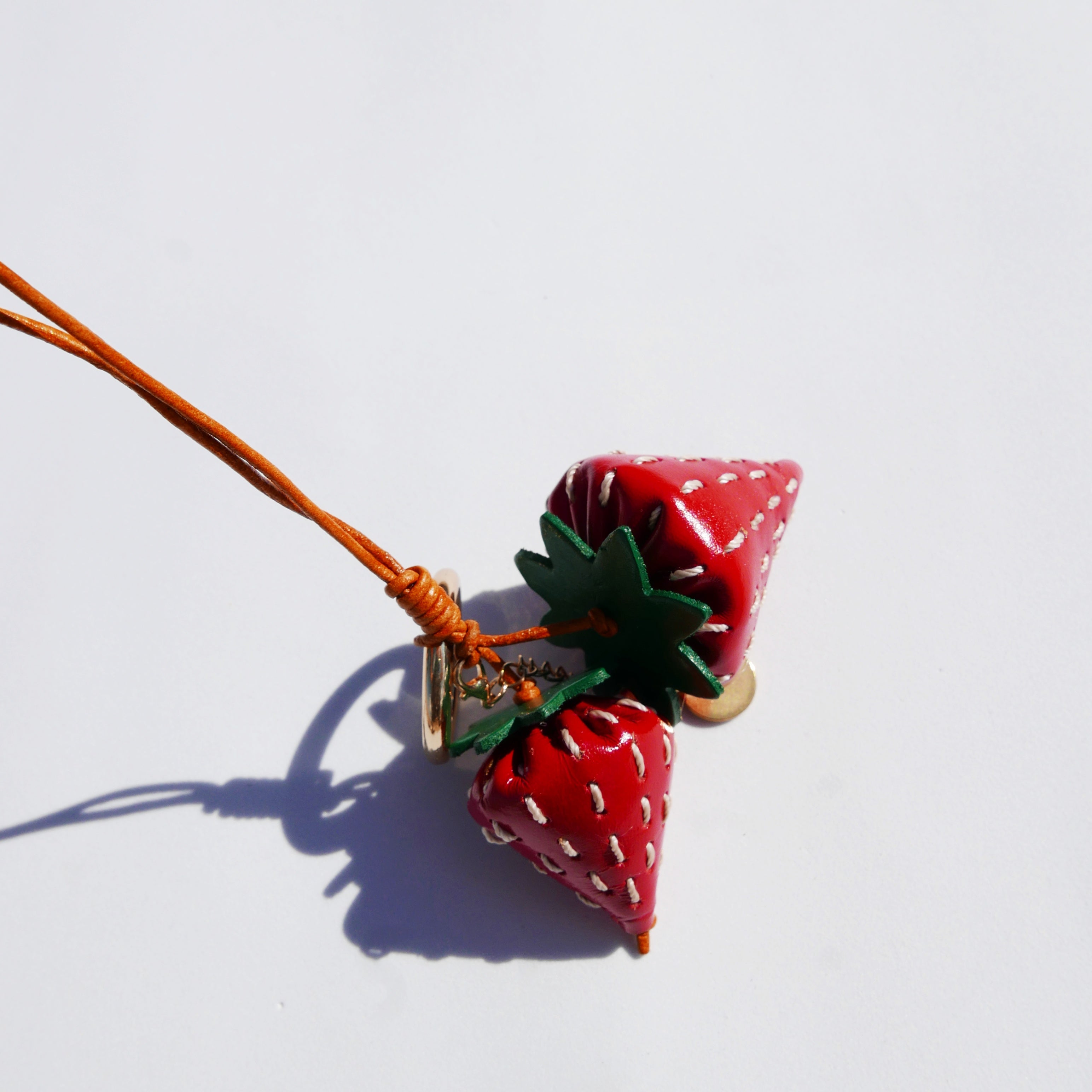 Llavero y colgante de piel en forma de fresa