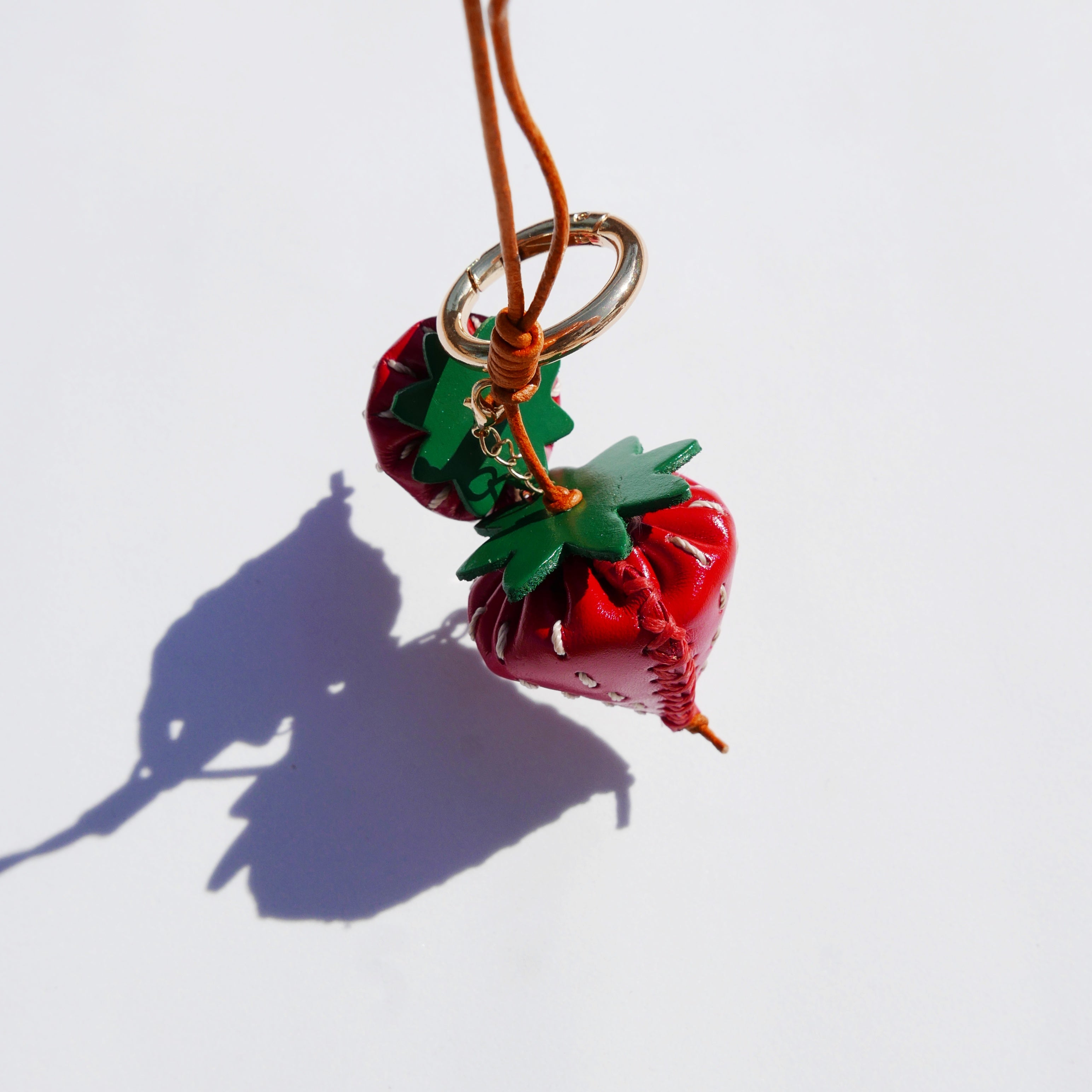 Llavero y colgante de piel en forma de fresa