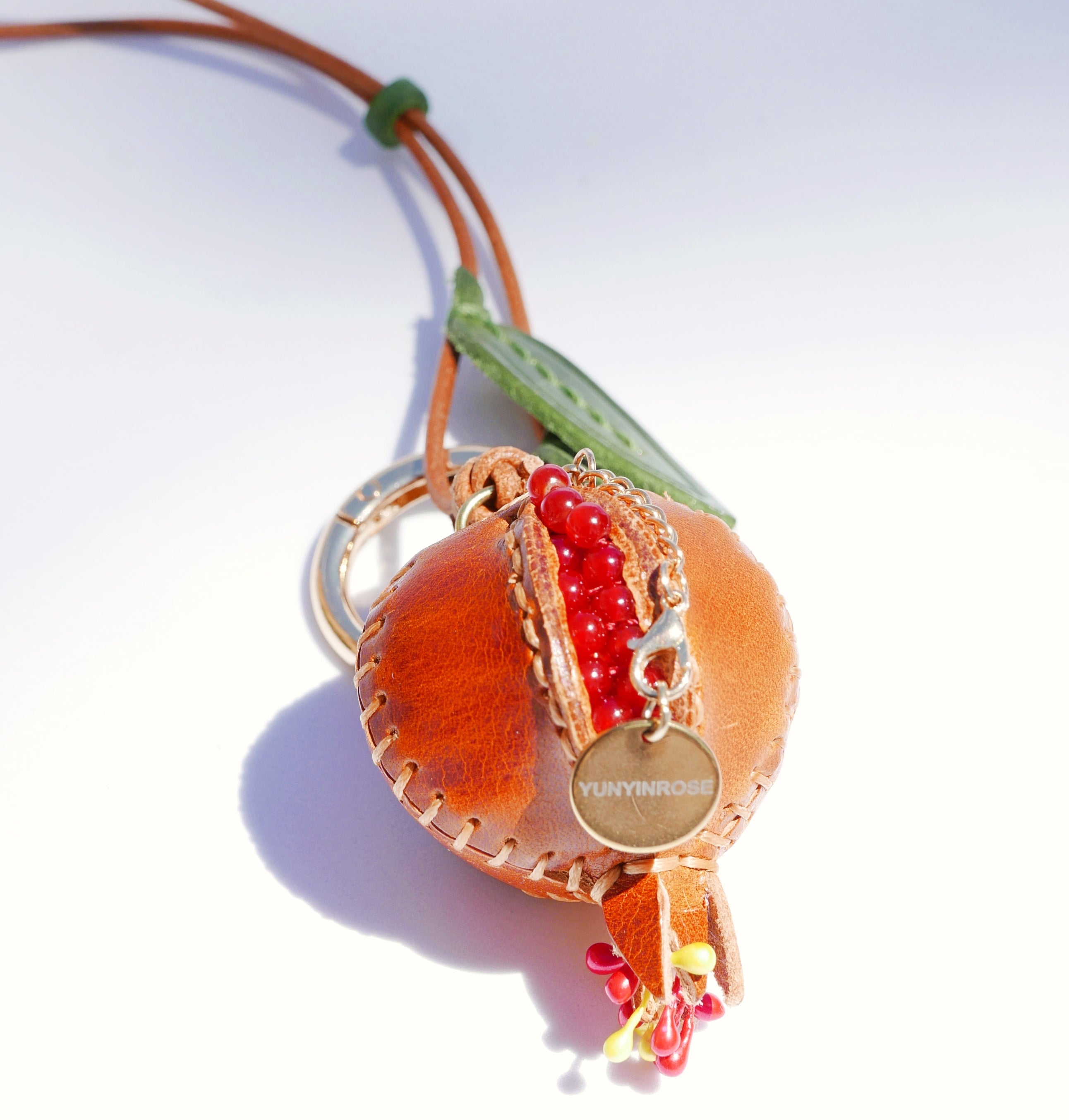 Llavero y colgante de piel en forma de granada caramelo