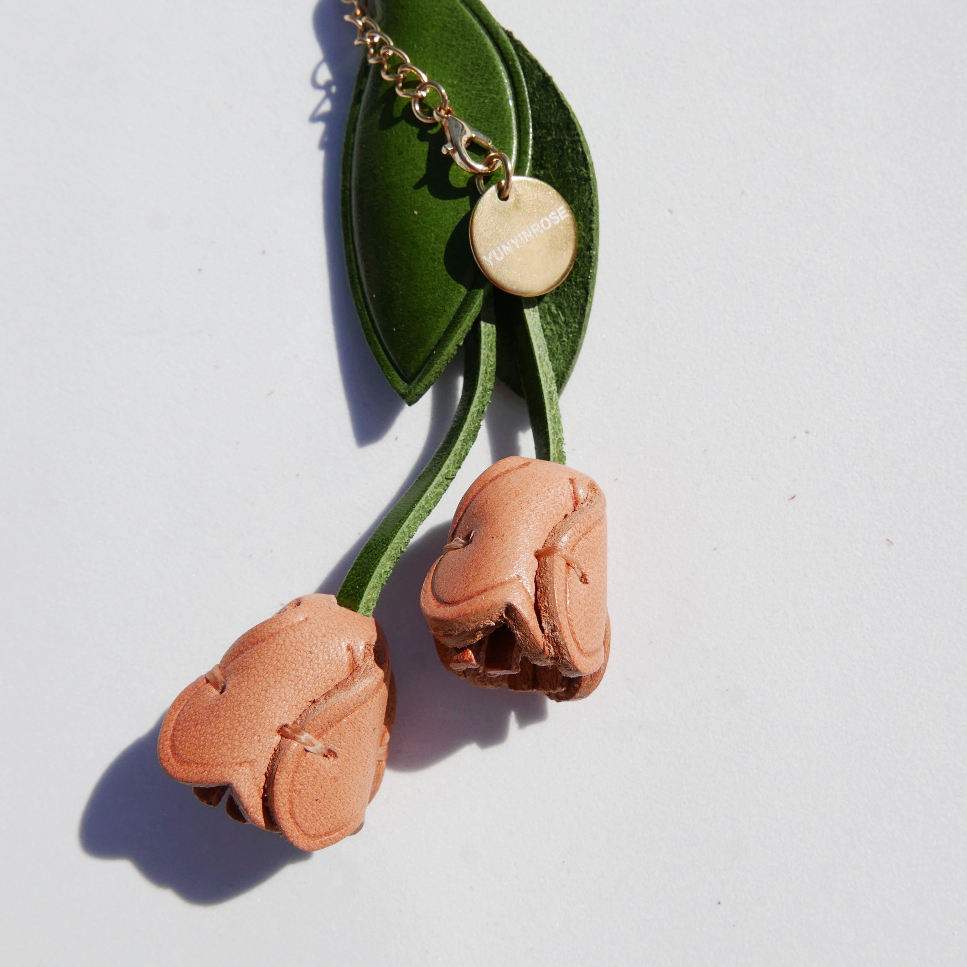 Llavero y colgante de piel en forma de tulipán rosa