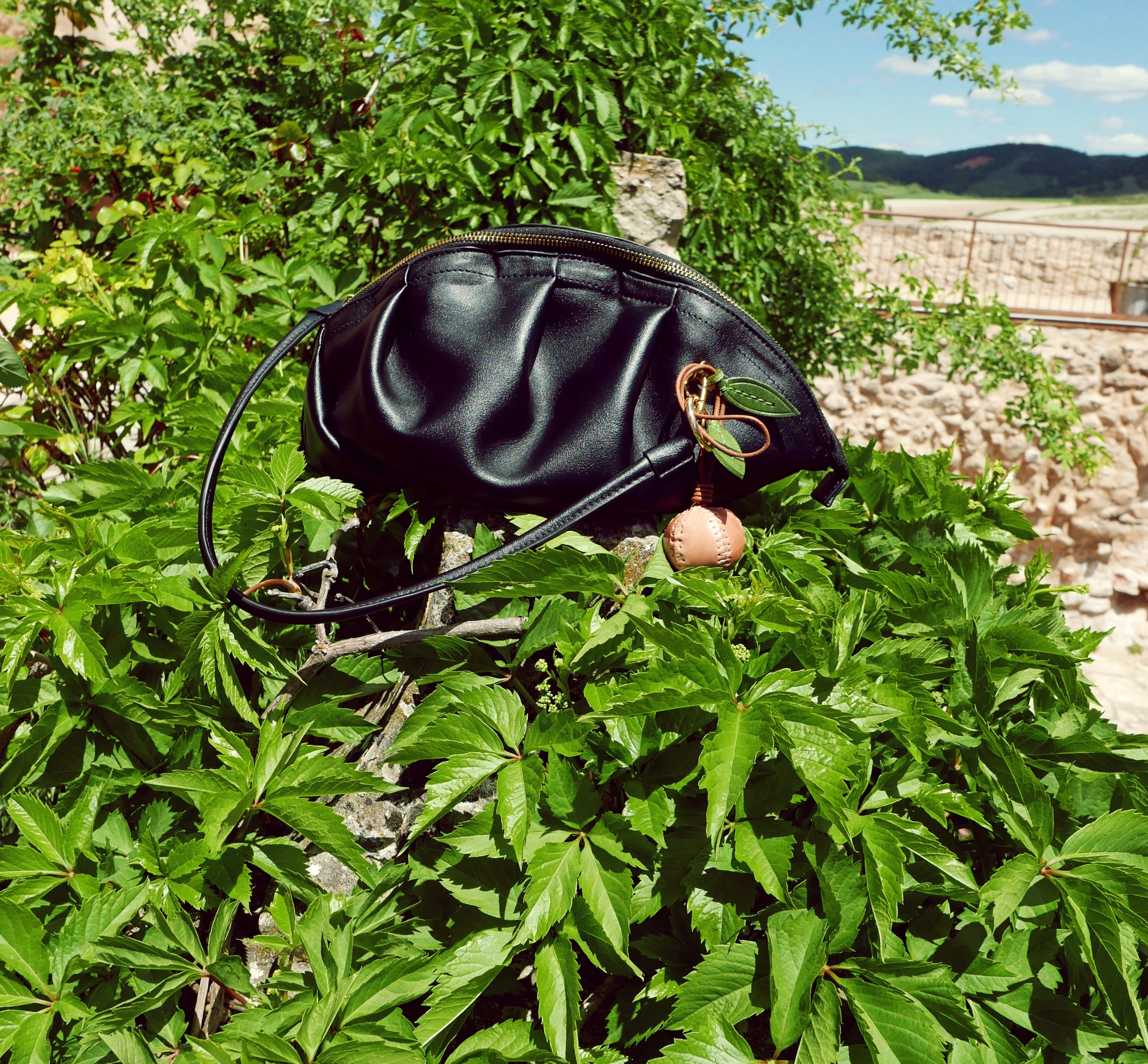 Llavero y colgante de piel en forma de granada rosa palo