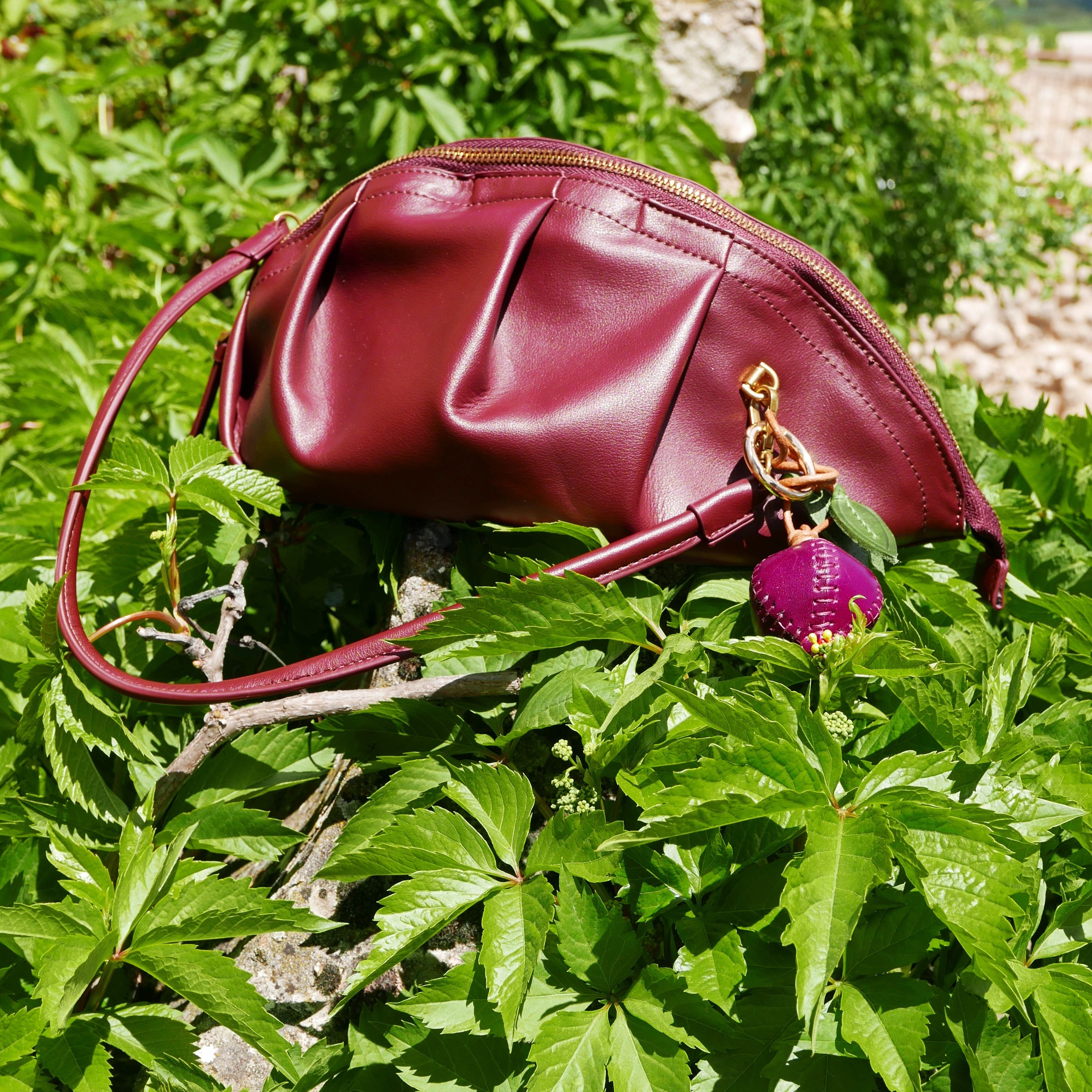 Llavero y colgante de piel en forma de granada burdeos