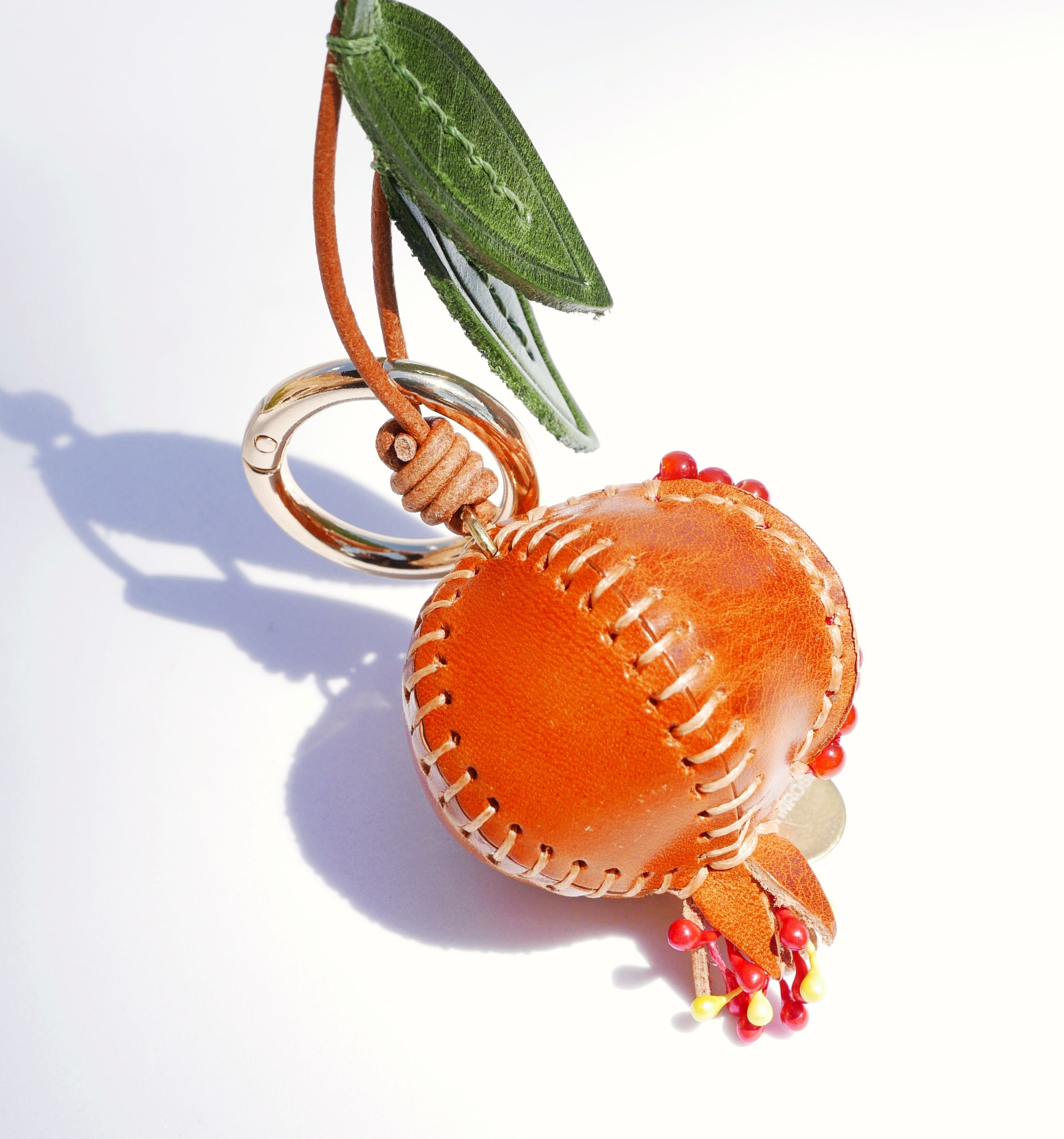 Llavero y colgante de piel en forma de granada caramelo
