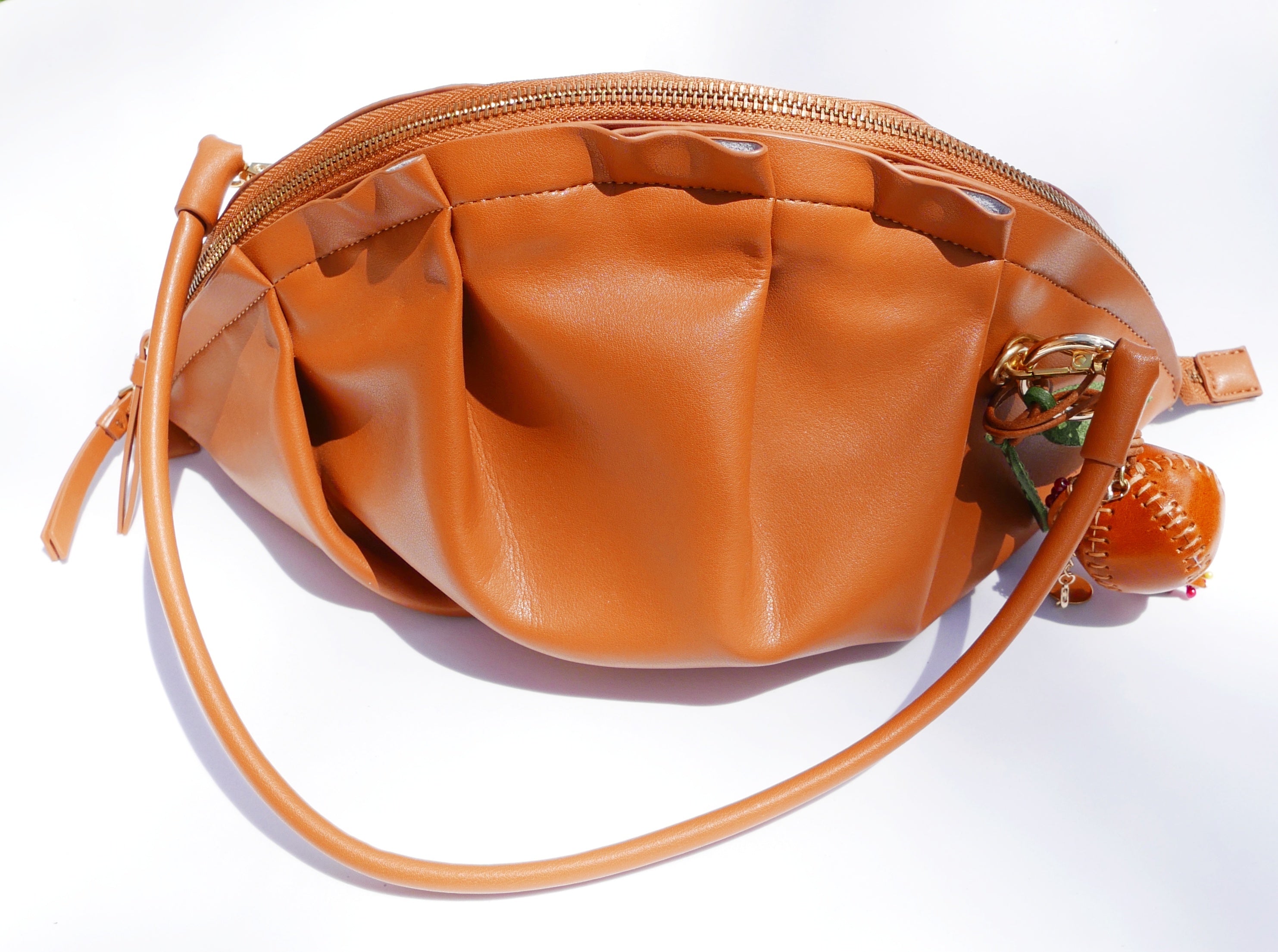 Llavero y colgante de piel en forma de granada caramelo