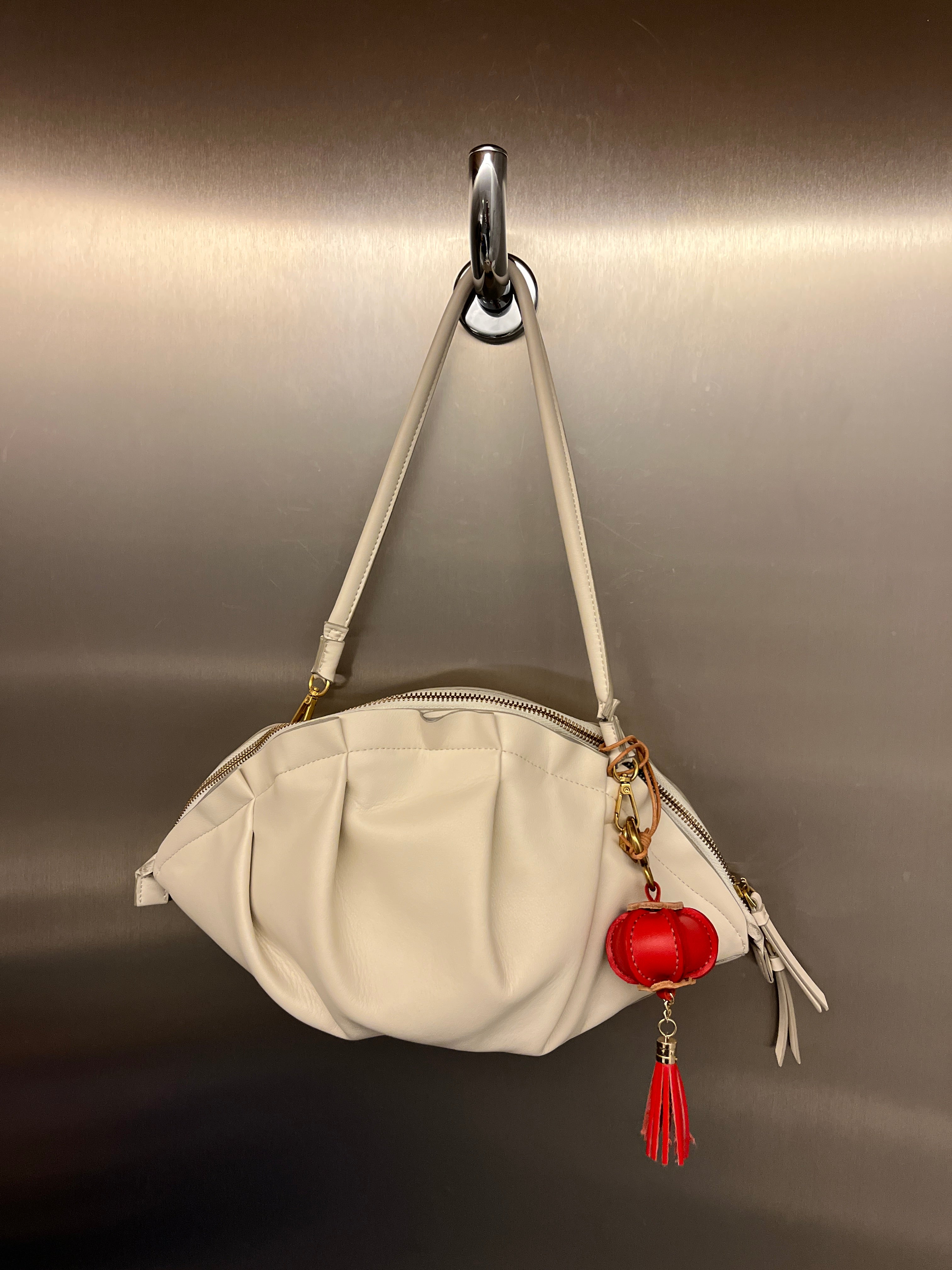 Llavero y colgante de piel en forma de linterna china